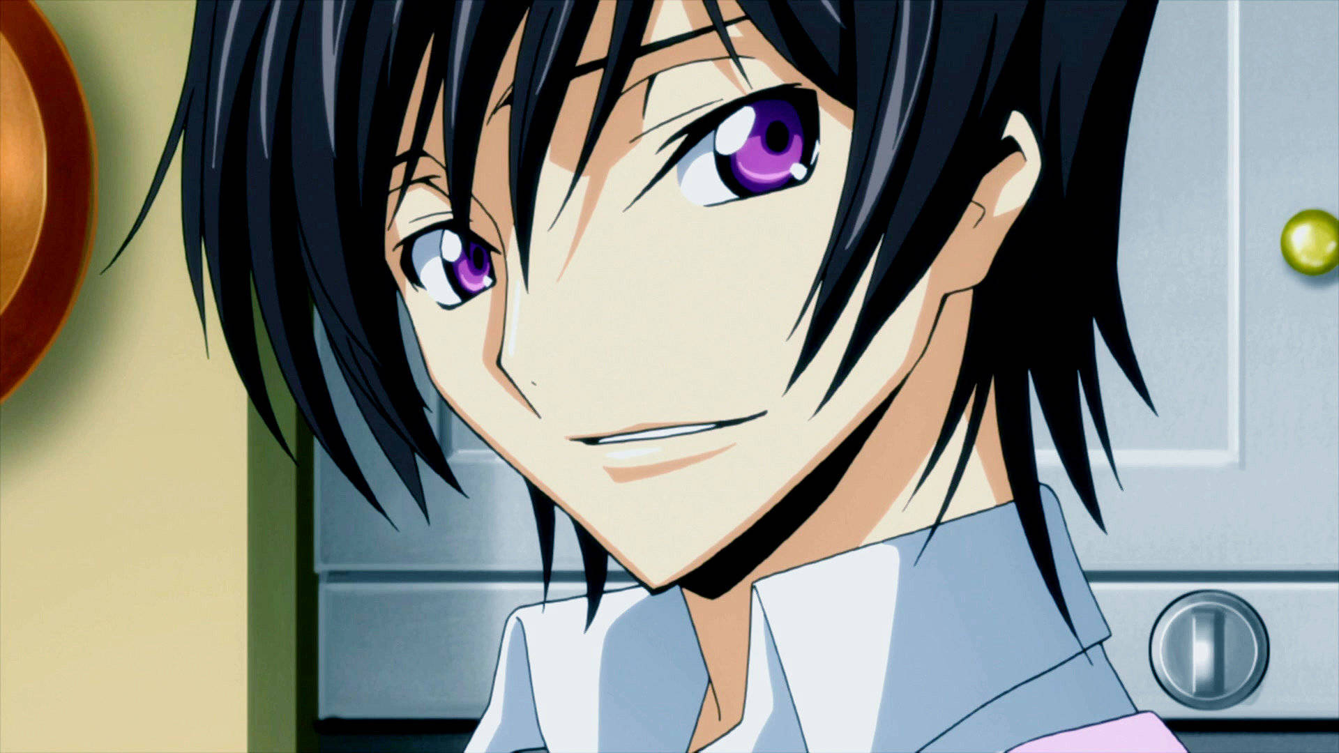 lelouch lamperouge 桌布 壁紙 — 近距離拍攝一個黑髮紫眼的動畫男孩在廚房裡微微笑。