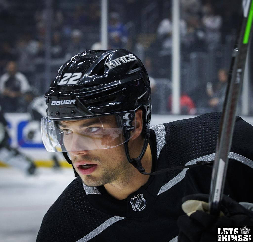 hockey 桌布 壁紙 — 近距離拍攝一名冰球運動員，身穿黑色Kings頭盔和球衣，在比賽中專注凝神。