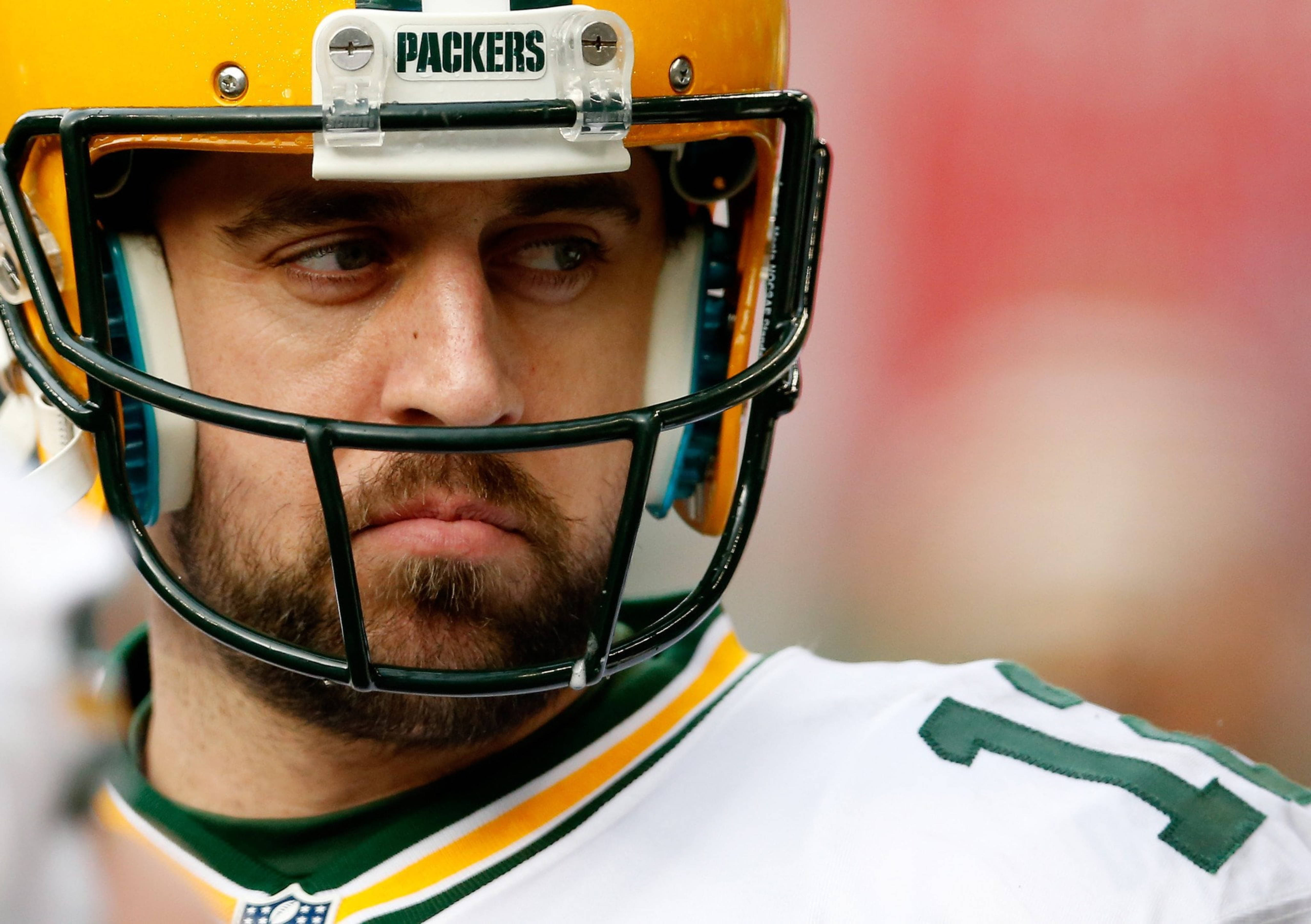 Aaron Rodgers 桌布 壁紙 — 近距離拍攝一名綠灣包裝工美式足球員戴著頭盔，專注地凝視鏡頭外。