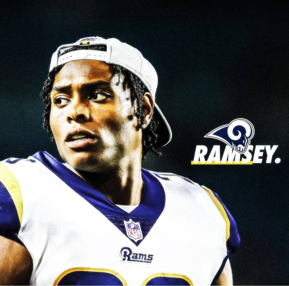 Ramsey 桌布 壁紙 — 近距離拍攝一名身穿Rams球衣的美式足球員，在深色背景下神情專注。