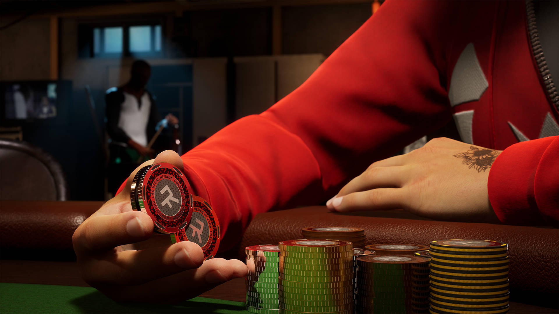Poker 桌布 壁紙 — 近距離拍攝一名身穿紅色連帽衫的人，在綠色毛氈桌上拿著籌碼，附近有籌碼堆。