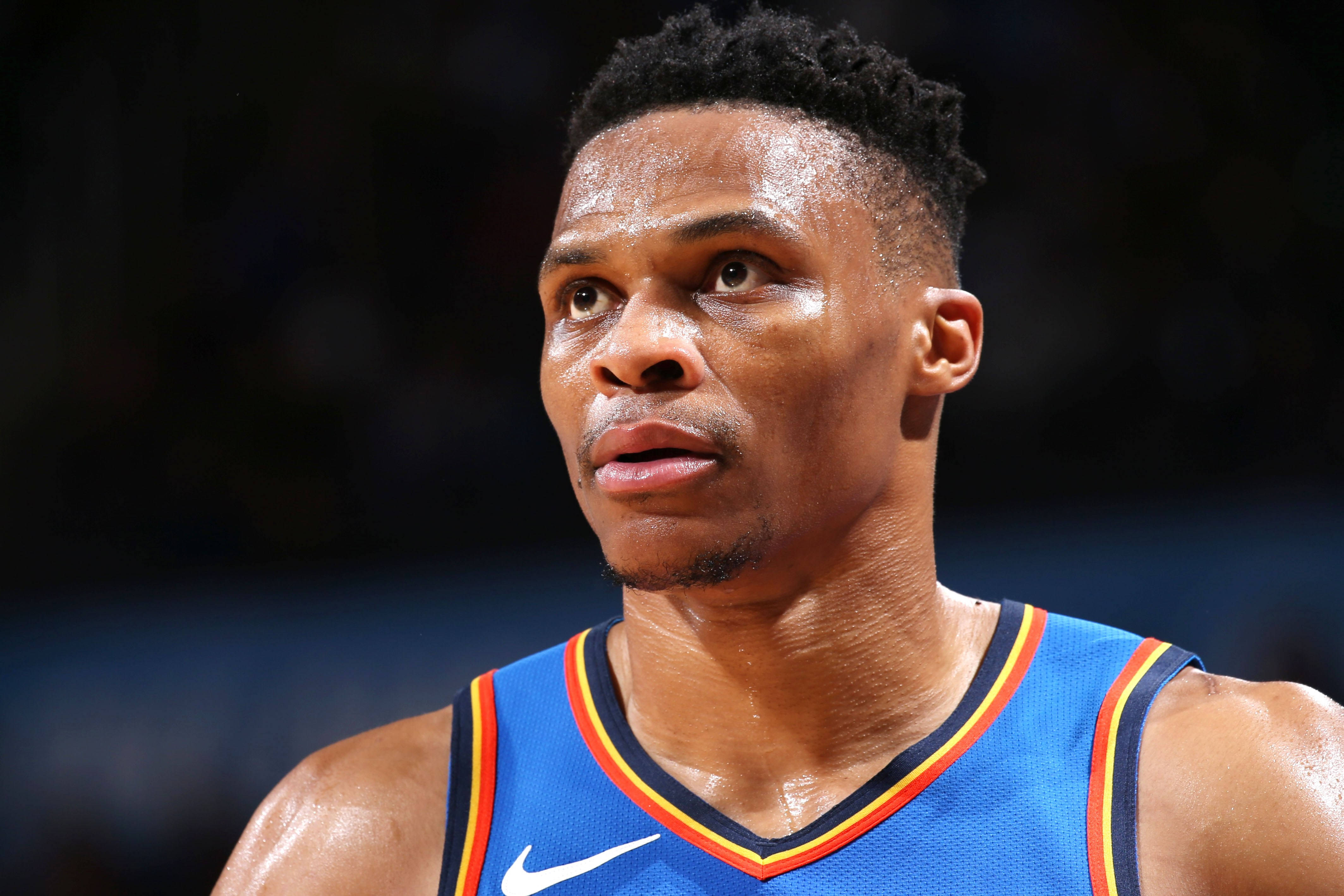 Westbrook 桌布 壁紙 — 近距離拍攝一名身穿藍色球衣、汗流浹背的籃球運動員在比賽中專注的表情。