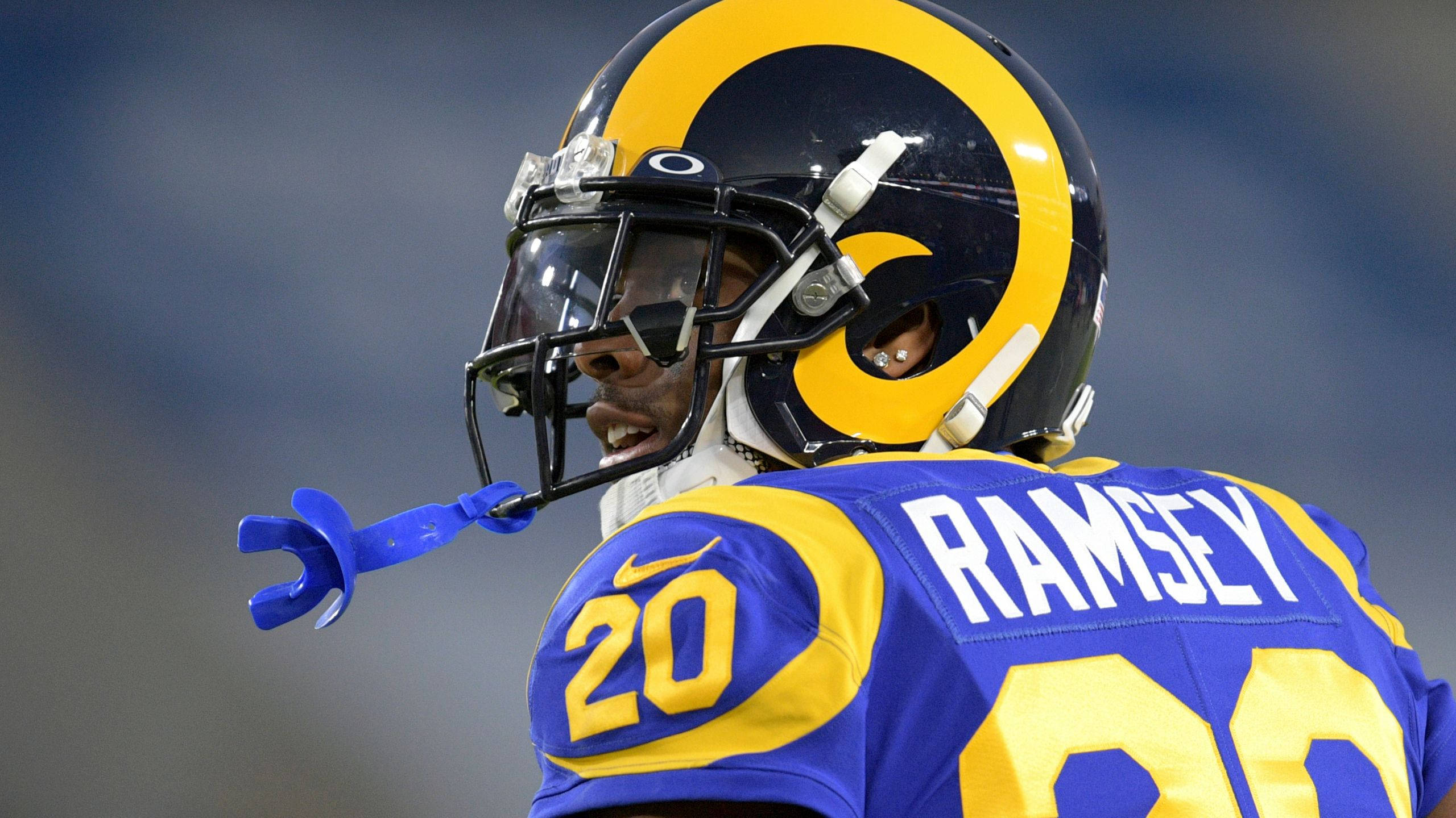 Ramsey 桌布 壁紙 — 近距離拍攝一名身穿藍金色Rams球衣的足球員，頭盔和護齒清晰可見。