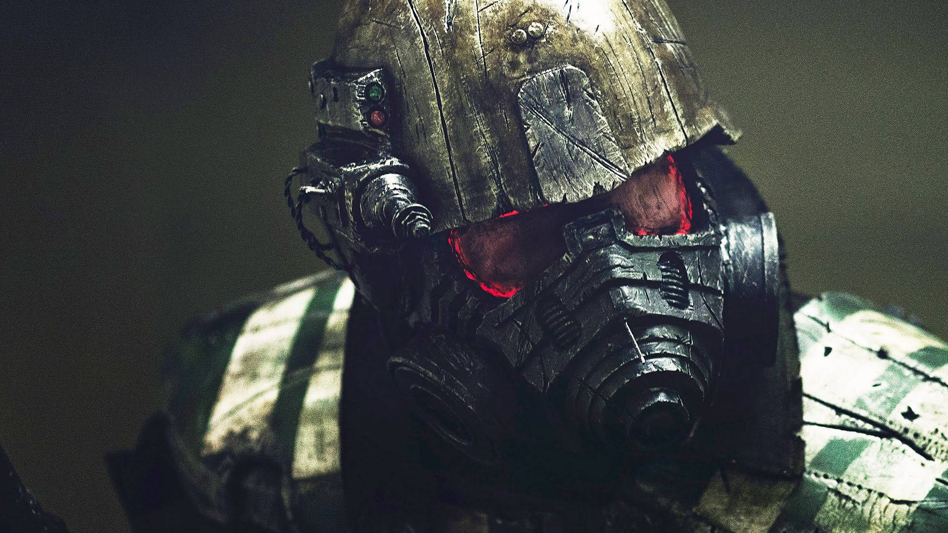 Fallout 4 桌布 壁紙 — 近距離拍攝一名身穿重甲、雙眼發紅光、頭戴破舊頭盔的士兵，光線昏暗。