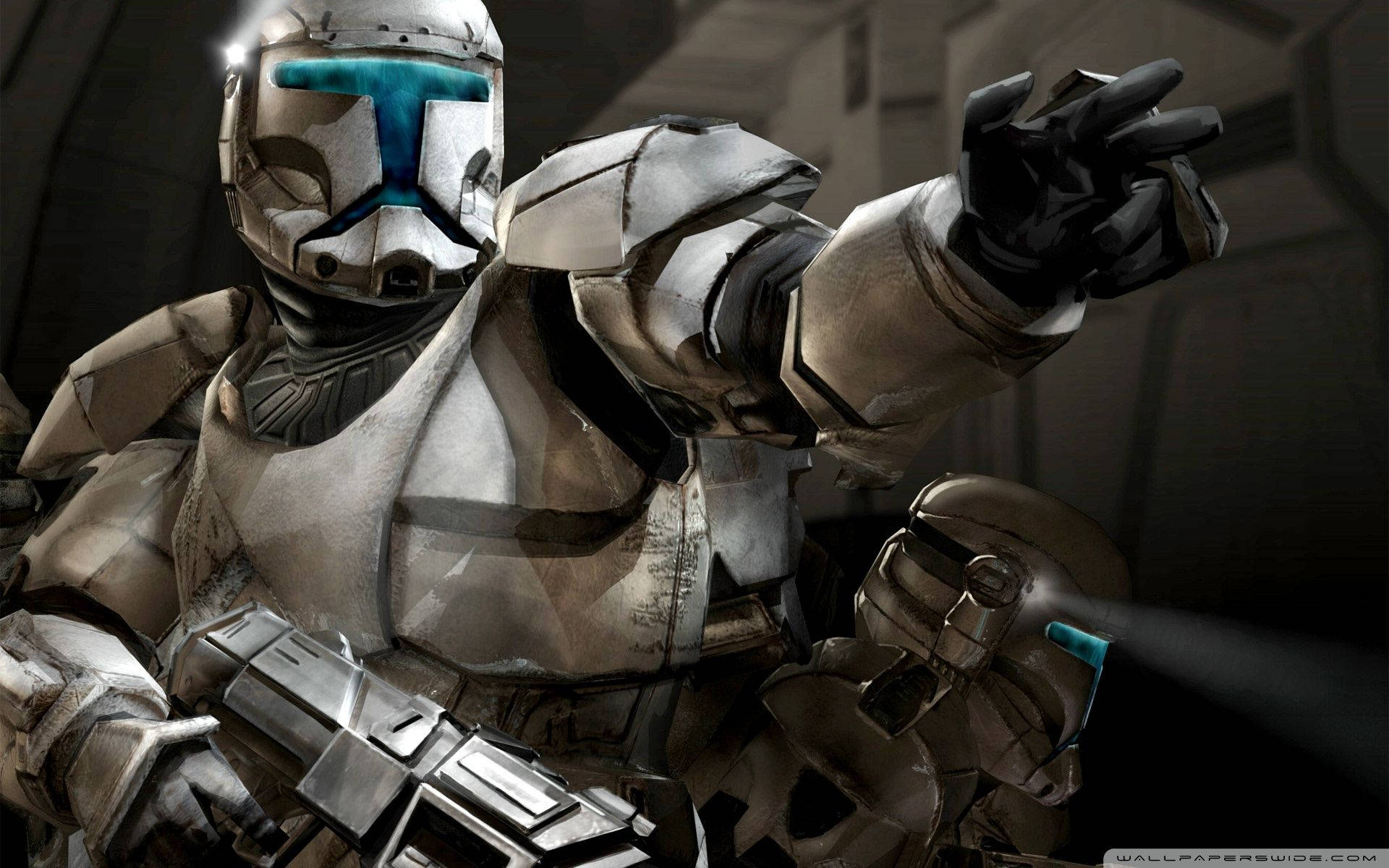 Swtor 桌布 壁紙 — 近距離拍攝一名身穿風化盔甲的克隆人突擊兵，在昏暗的未來走廊中，戴著發光的藍色護目鏡向前指。