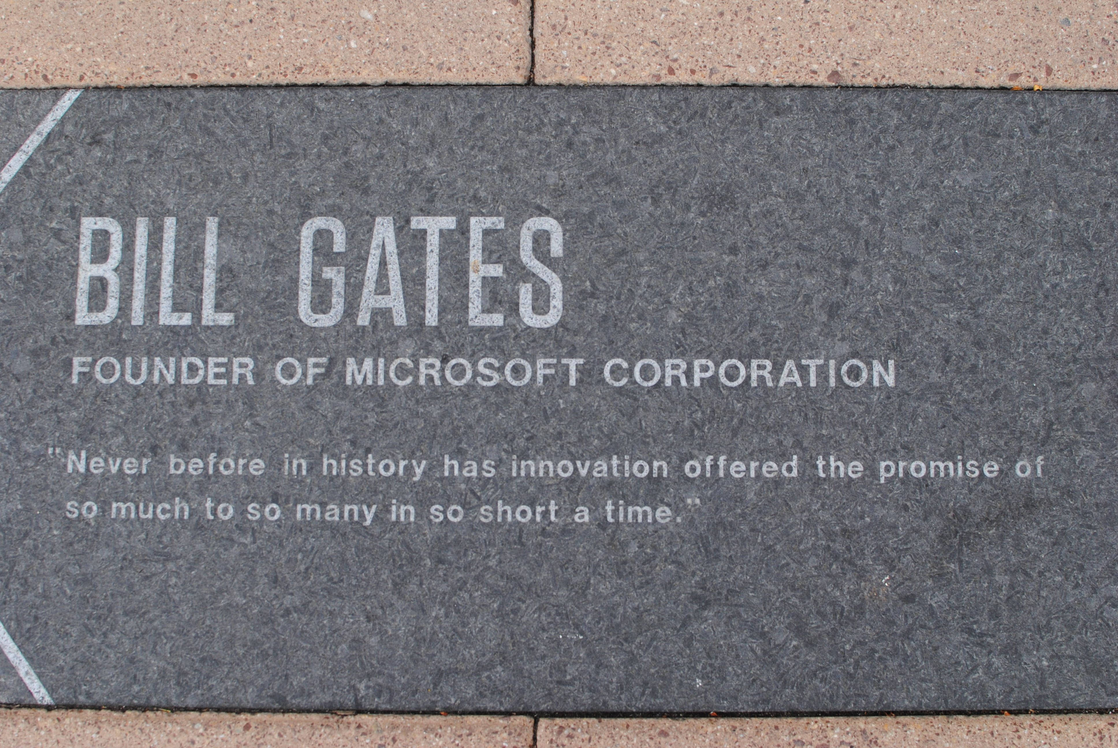 gates 桌布 壁紙 — 近距離拍攝一塊深灰色雕刻石牌，紀念微軟公司創辦人比爾·蓋茲，並附有一句關於創新的名言。