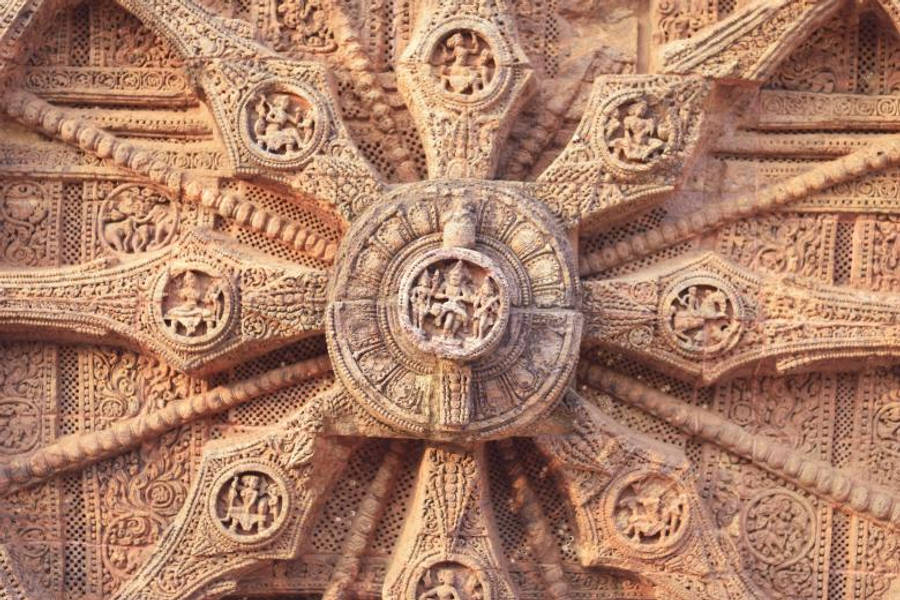 Hindu Temple 桌布 壁紙 — 近距離拍攝一座雕刻精細的赤陶寺廟正面，具有放射狀對稱性和溫暖大地色調中的詳細神像。
