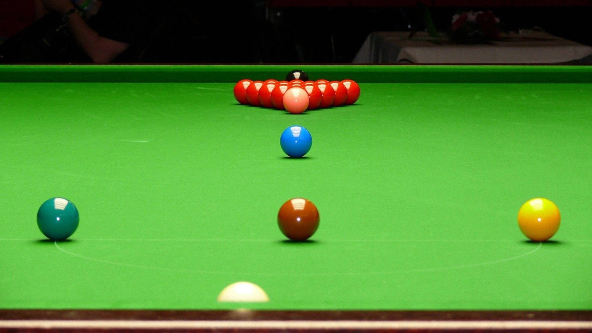 Snooker 桌布 壁紙 — 近距離拍攝一張撞球桌，球在明亮燈光下排列好準備開球。