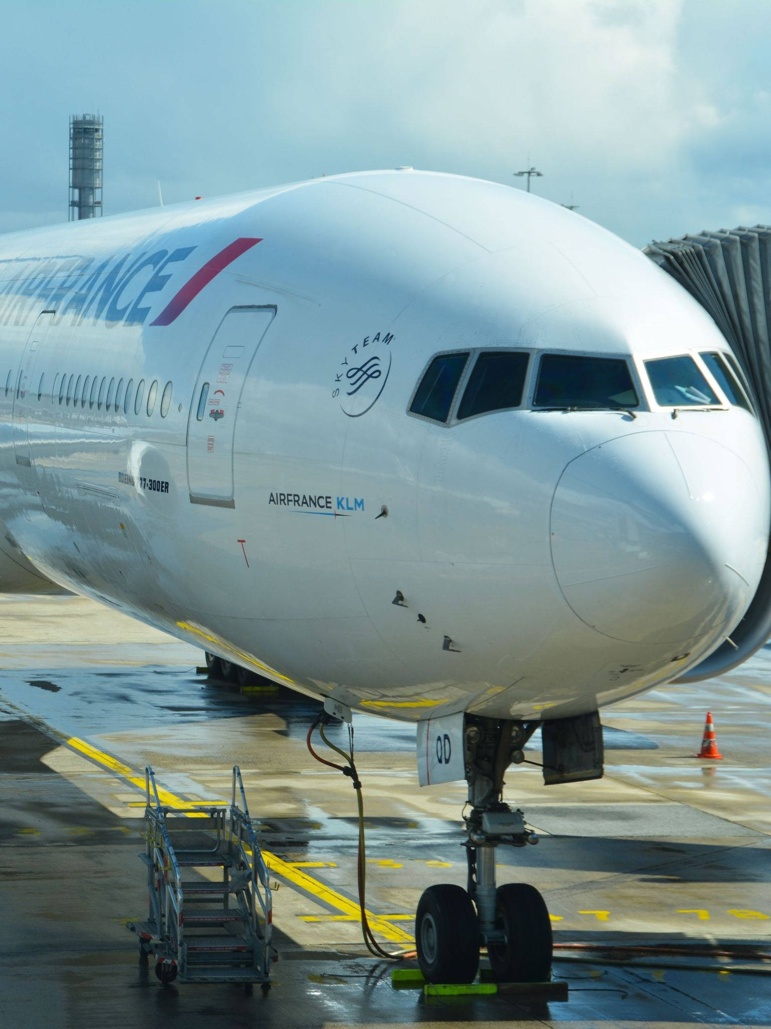 Plane 桌布 壁紙 — 近距離拍攝一架法國航空荷蘭皇家航空空中巴士A380停泊在機場閘口，附近有濕滑的停機坪和登機橋。