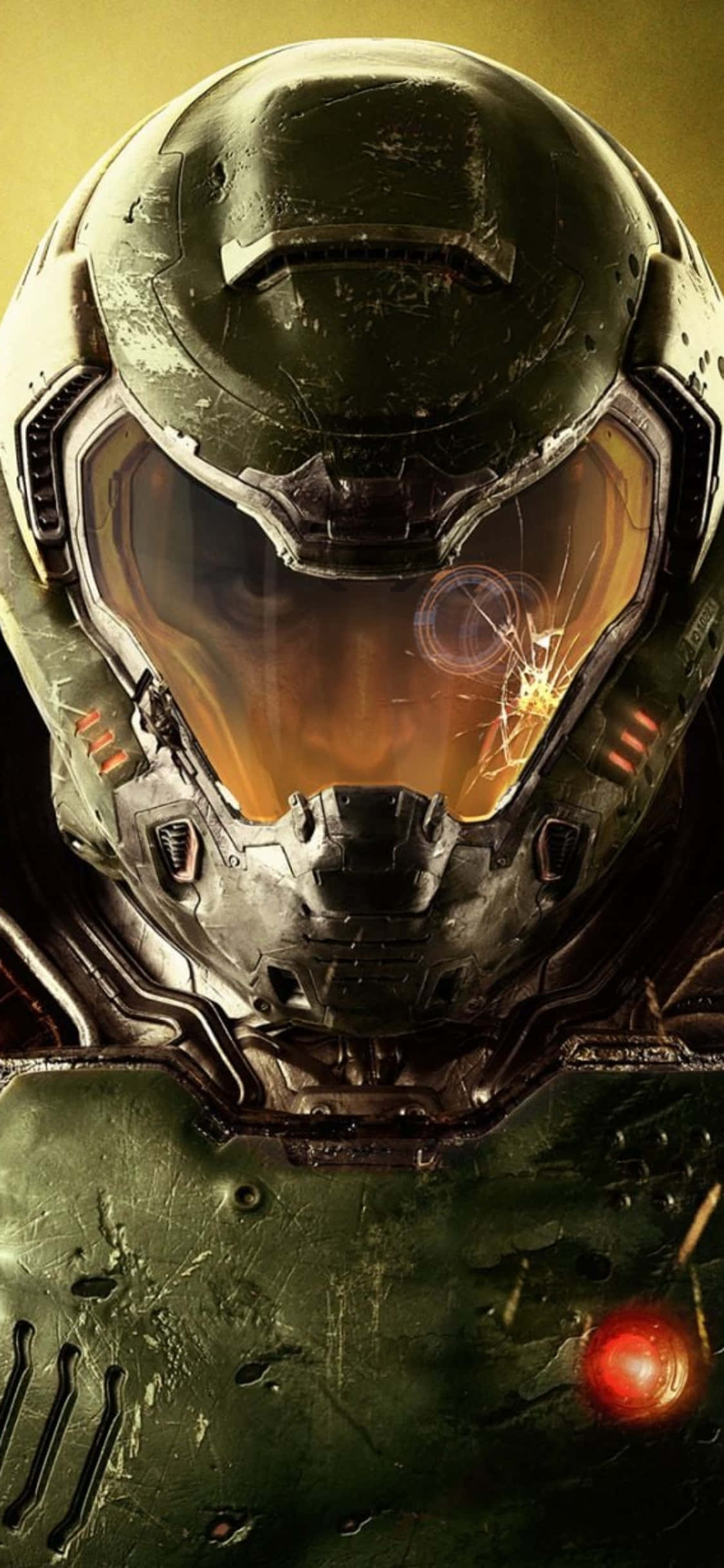 iPhone Xs Doom 桌布 壁紙 — 近距離拍攝一頂帶有戰鬥痕跡的綠色裝甲頭盔，面罩破裂，紅色眼睛在溫暖的金色光芒中發光。