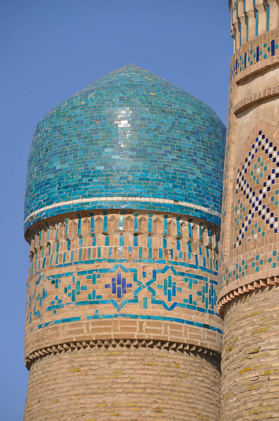 Uzbekistan 桌布 壁紙 — 近距離拍攝充滿活力的綠松石瓷磚圓頂和圖案宣禮塔，背景是清澈的藍天。