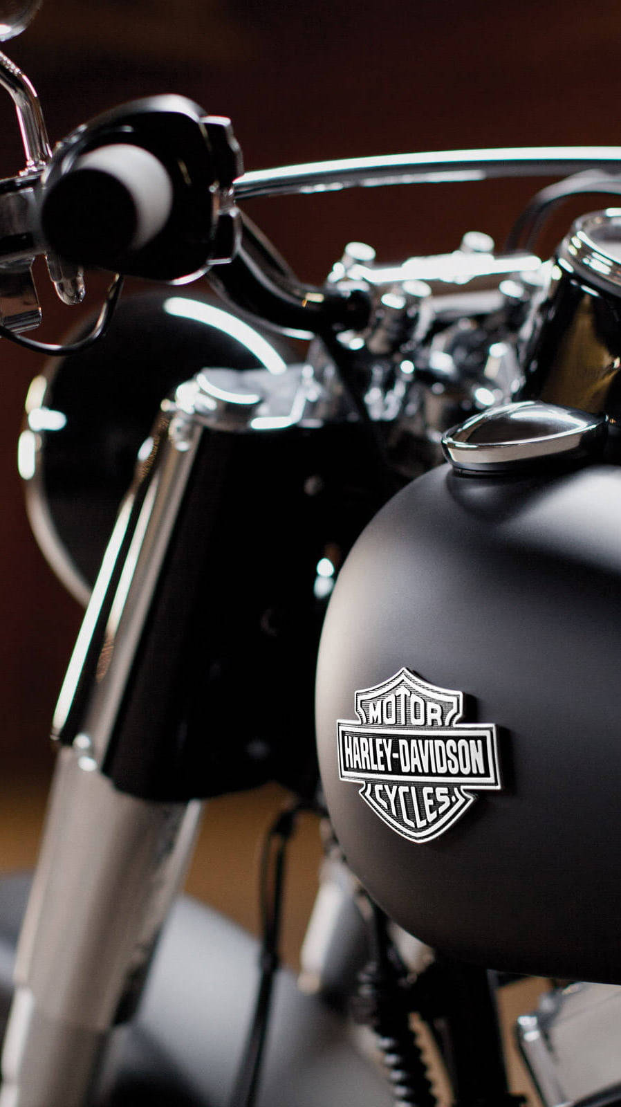 啞光黑色Harley-Davidson機車油箱，帶有鍍鉻裝飾和標誌。 — 機車 壁紙