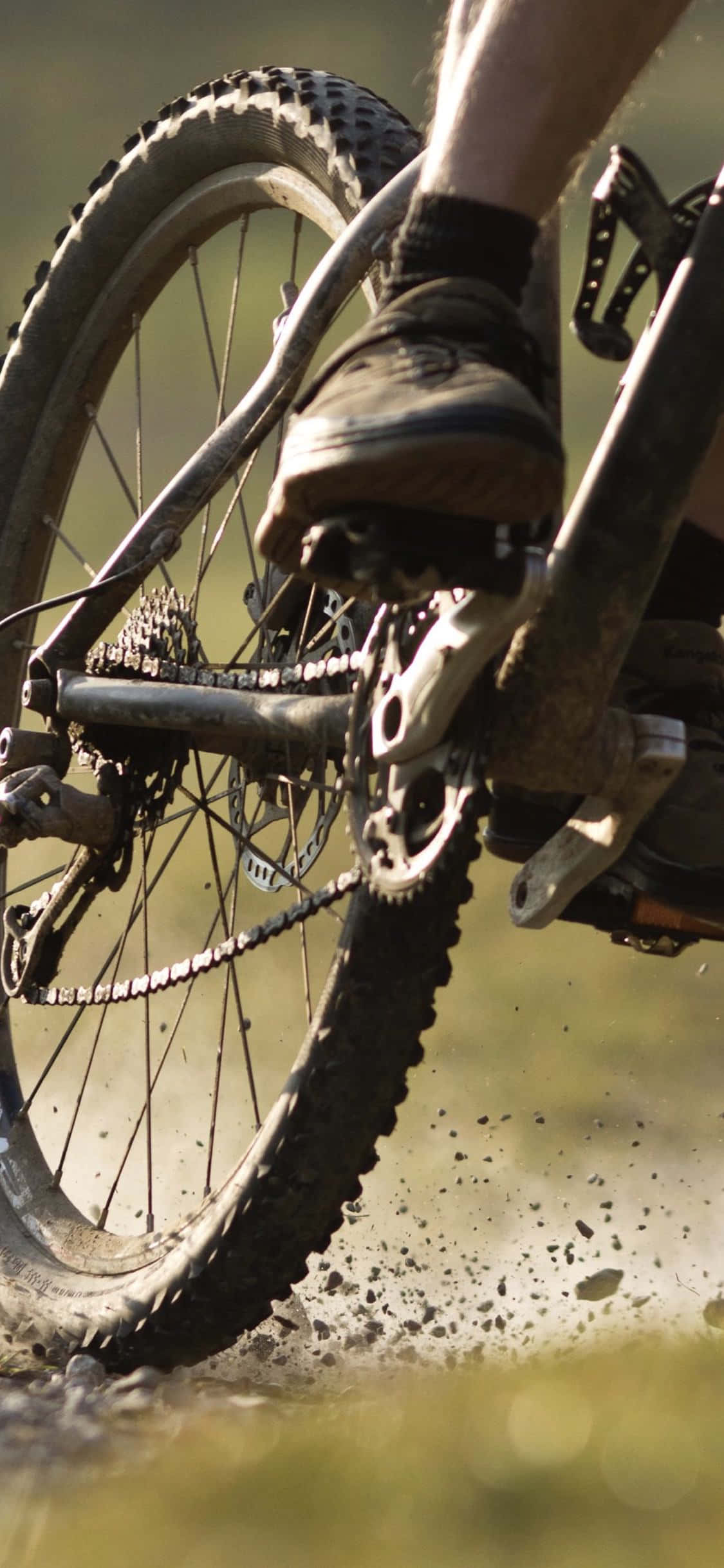 Mountain Bike 桌布 壁紙 — 近距離拍攝單車手踩著泥濘的山地自行車穿過泥土，泥漿四濺。