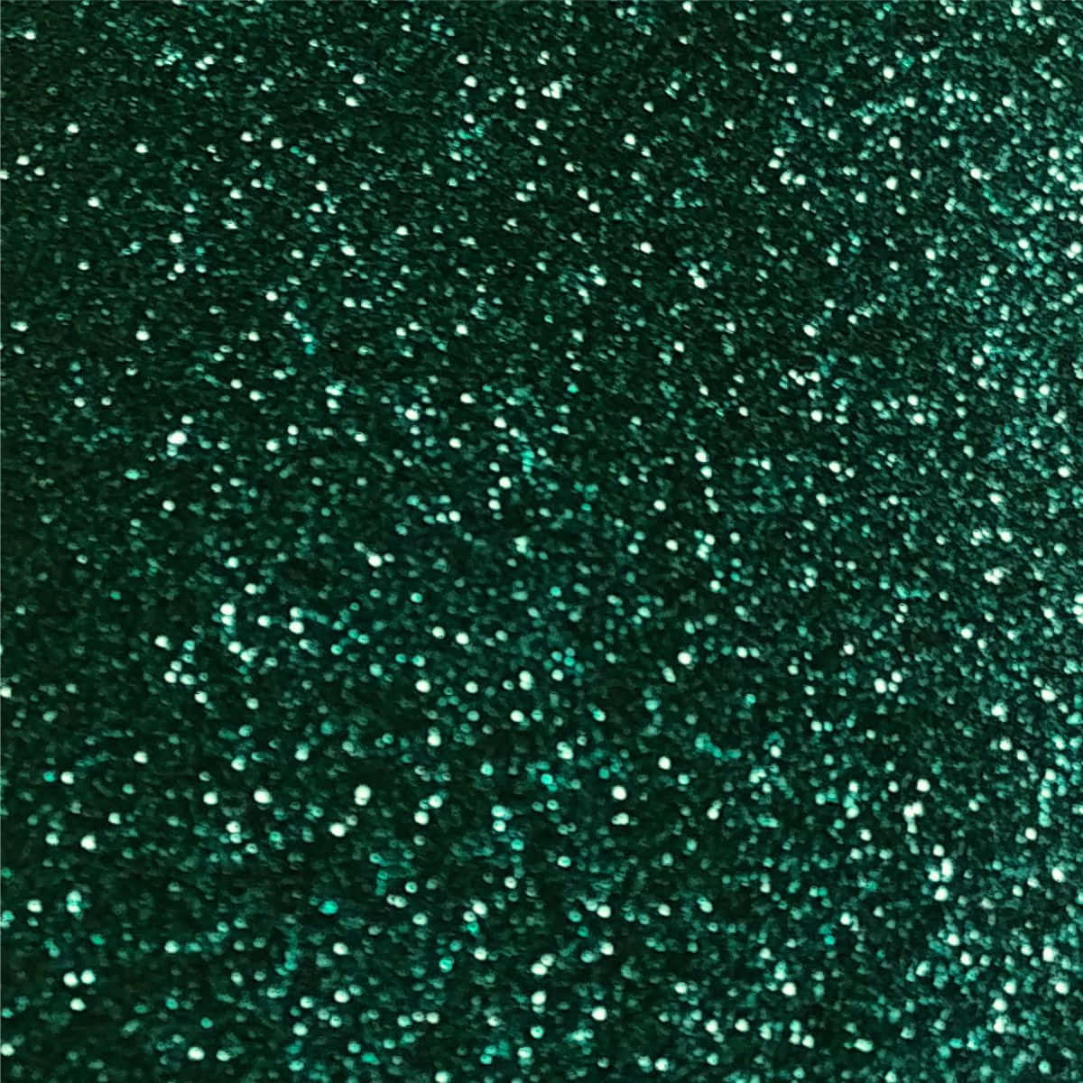 Green Glitter 桌布 壁紙 — 近距離拍攝密集的祖母綠色亮粉，帶有閃爍的白色亮點，捕捉光線。