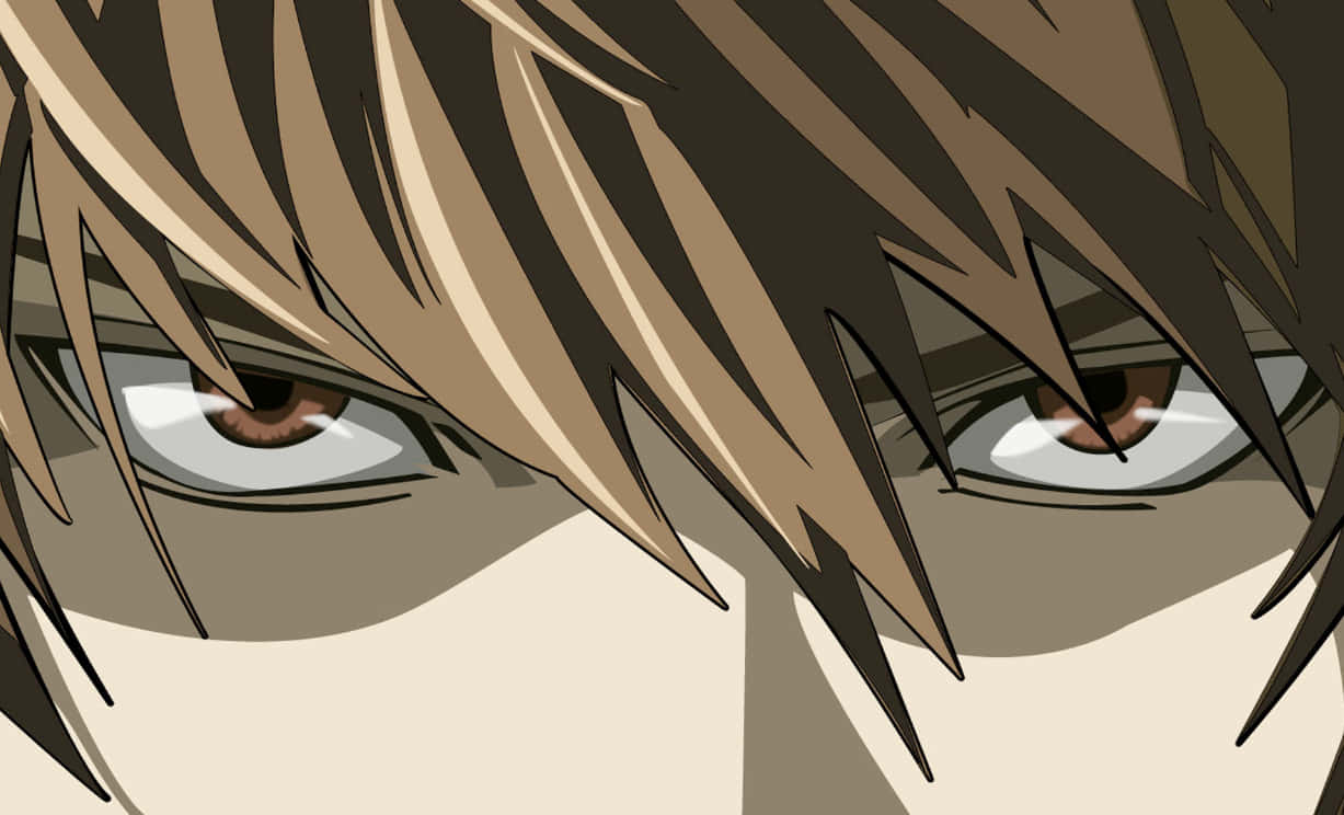 Light Yagami 桌布 壁紙 — 近距離拍攝強烈動漫眼睛，尖銳的棕色頭髮框住專注的目光。