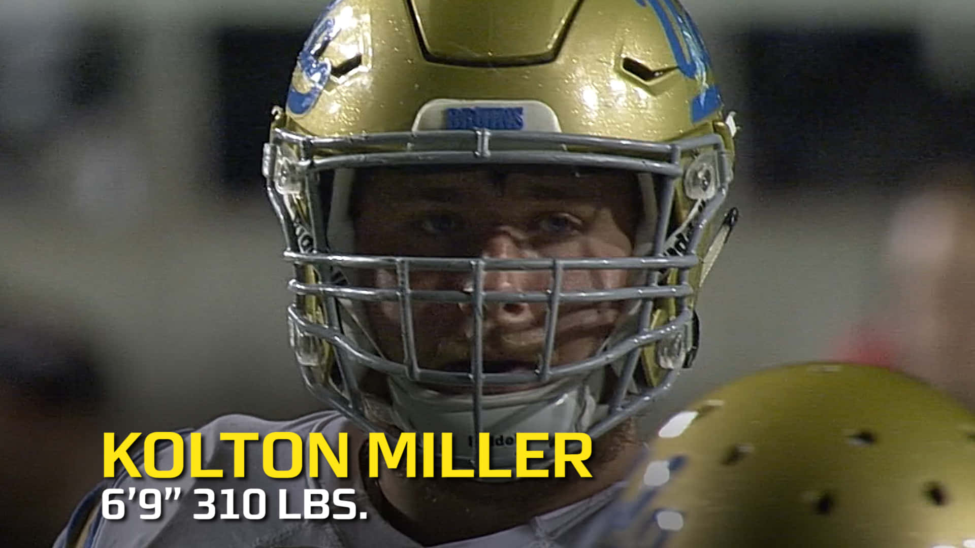 足球 桌布 壁紙 — 近距離拍攝戴著金色頭盔的美式足球員Kolton Miller，透過面罩展現專注眼神。
