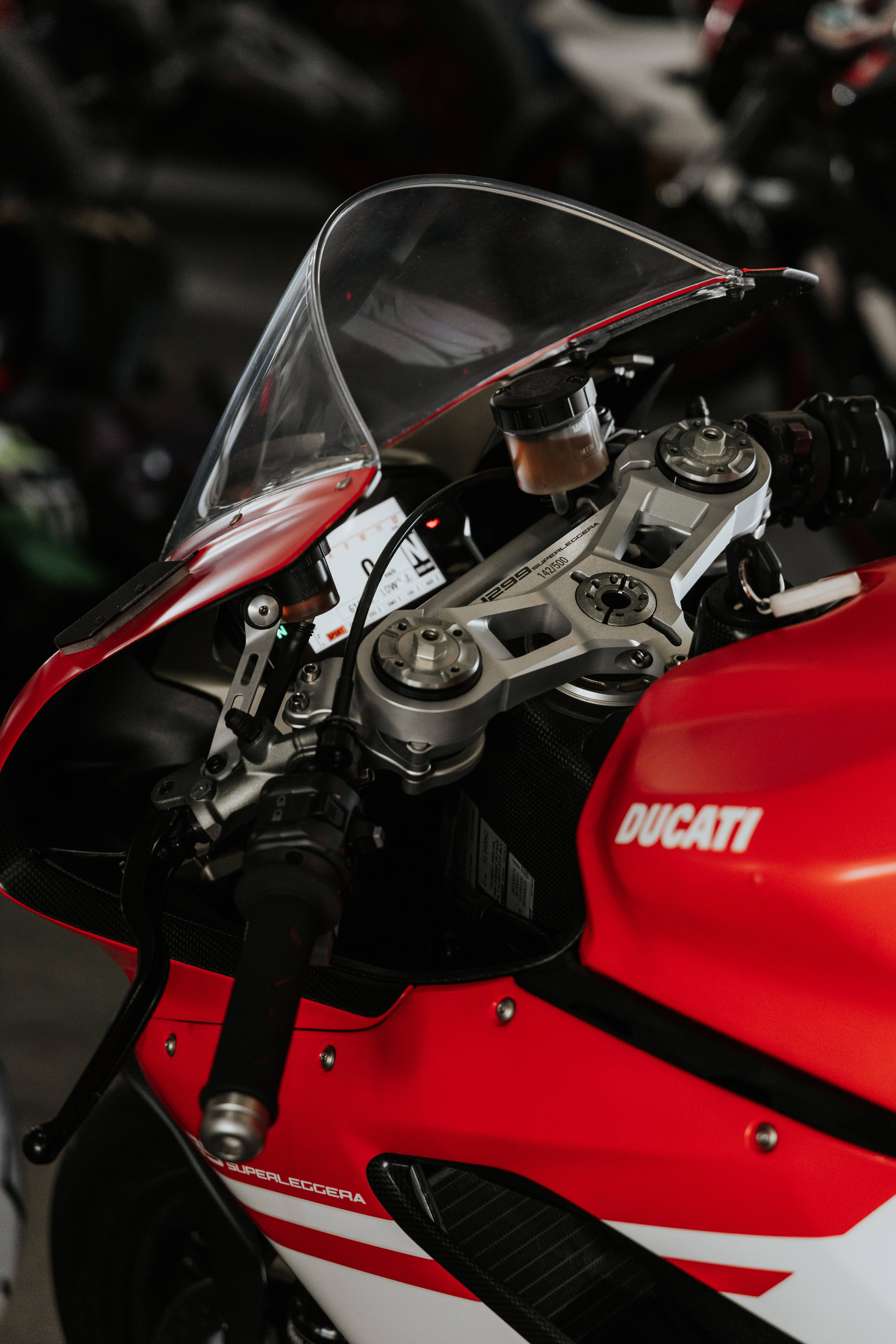 機車 桌布 壁紙 — 近距離拍攝昏暗車庫中紅色 Ducati Superleggera 摩托車的把手及整流罩。