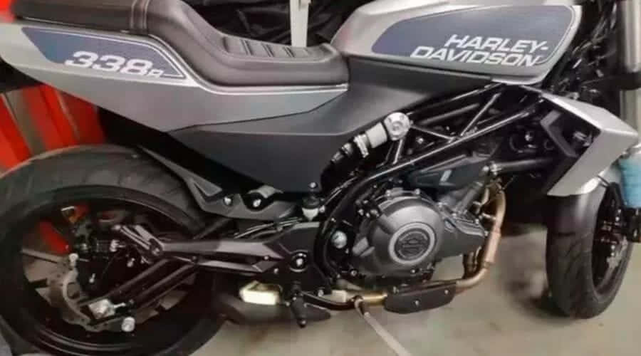 桌布 壁紙 — 近距離拍攝時尚黑色和銀色Harley-Davidson 338機車，展示引擎和車架細節。