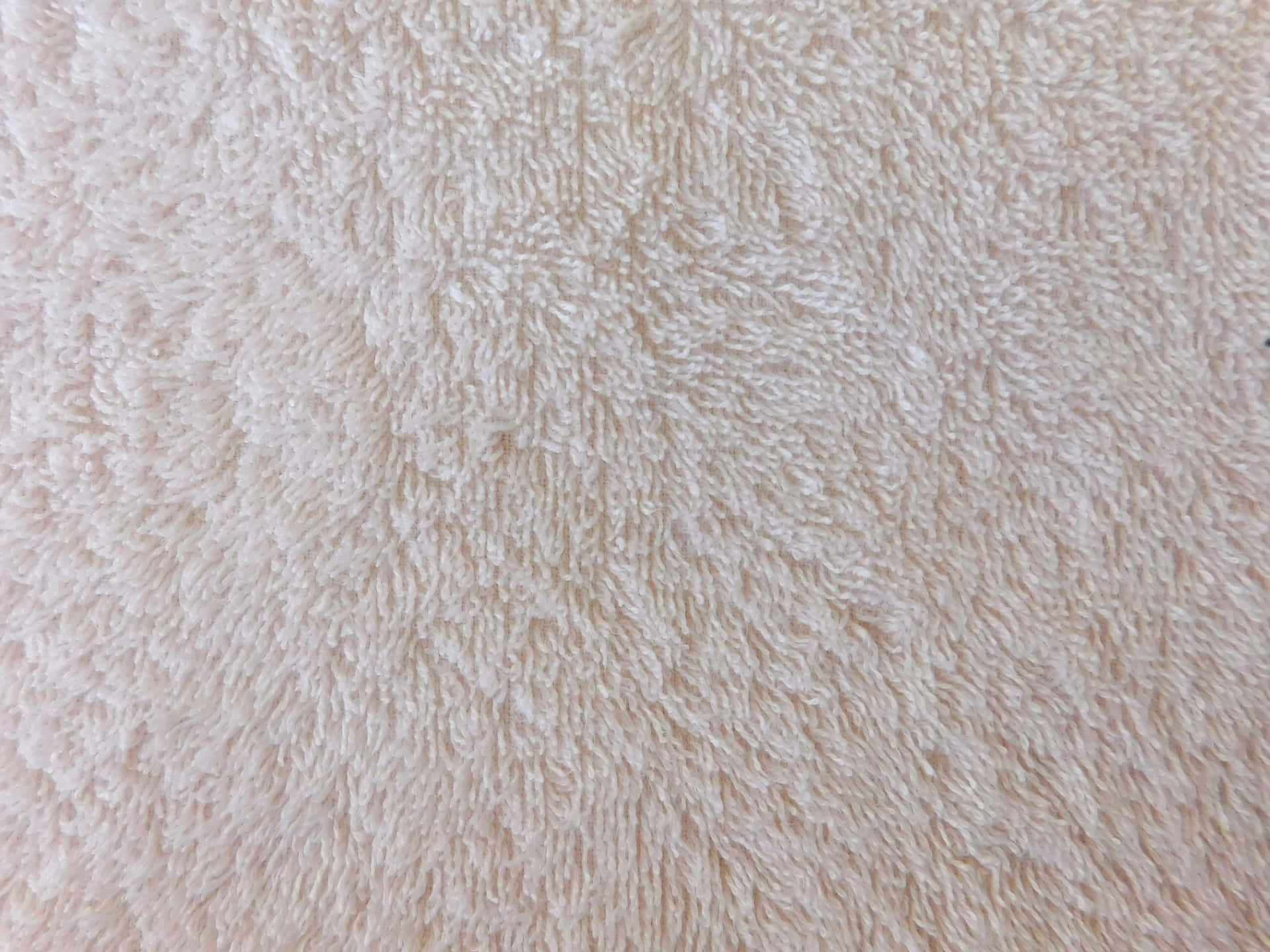 Carpet texture 壁紙 — 近距離拍攝柔軟蓬鬆的米白色毛巾質感，帶有柔和自然褶皺和纖維。