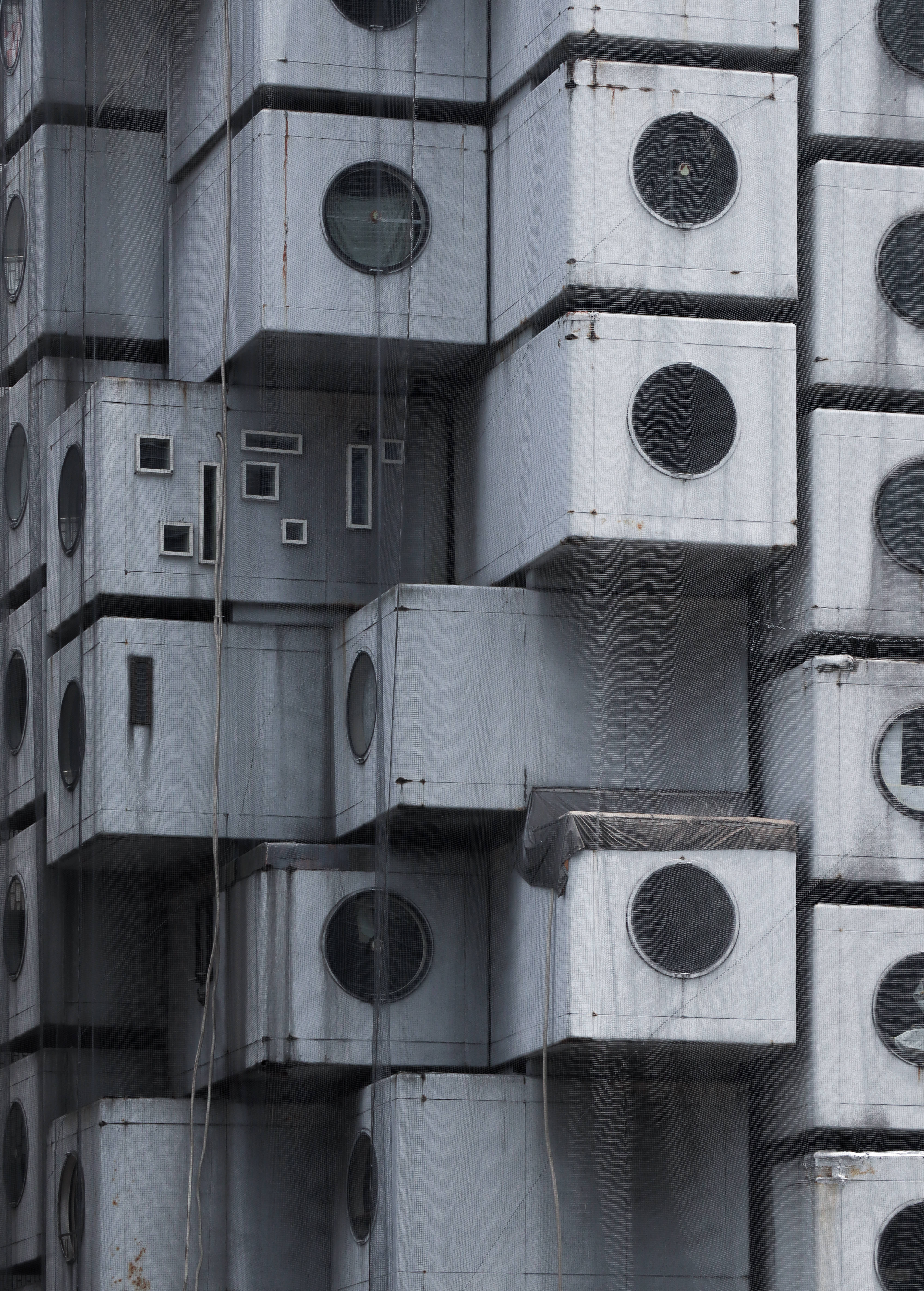 iOS 16 壁紙 桌布 壁紙 — 近距離拍攝標誌性 Habitat 67 模塊化混凝土塊，帶有圓形窗戶和風化紋理。