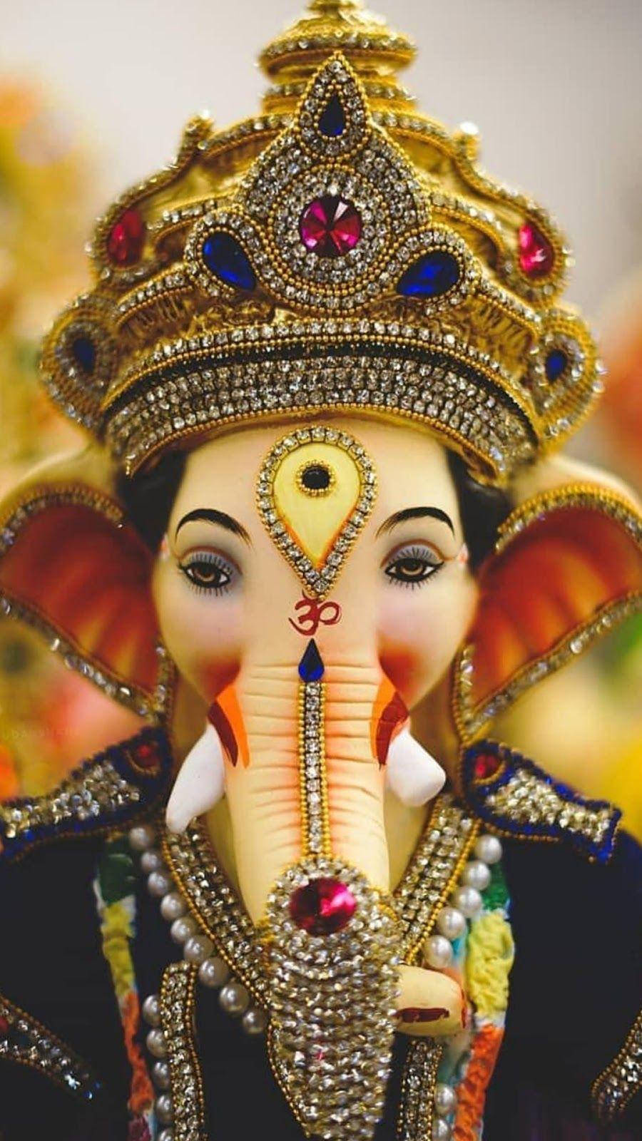 ganpati HD 桌布 壁紙 — 近距離拍攝的印度教神祇象頭神，飾有珠寶皇冠和精緻的金飾。