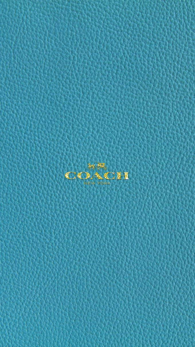 Coach 桌布 壁紙 — 近距離拍攝的土耳其藍色紋理皮革Coach New York錢包，帶金色標誌。