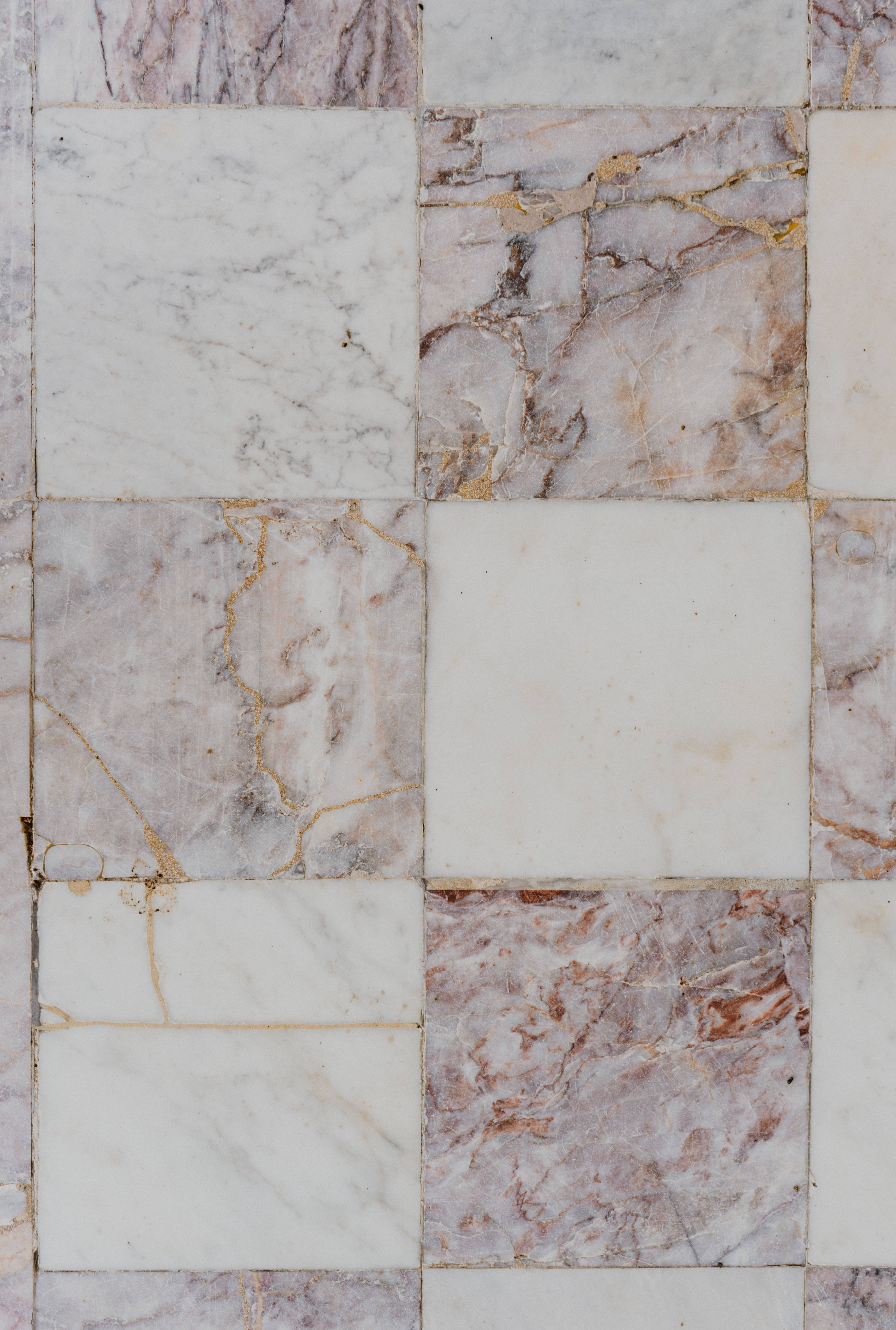 Marble Texture 桌布 壁紙 — 近距離拍攝的棋盤圖案大理石地板，帶有白色和粉灰色瓷磚，並有金色紋理。