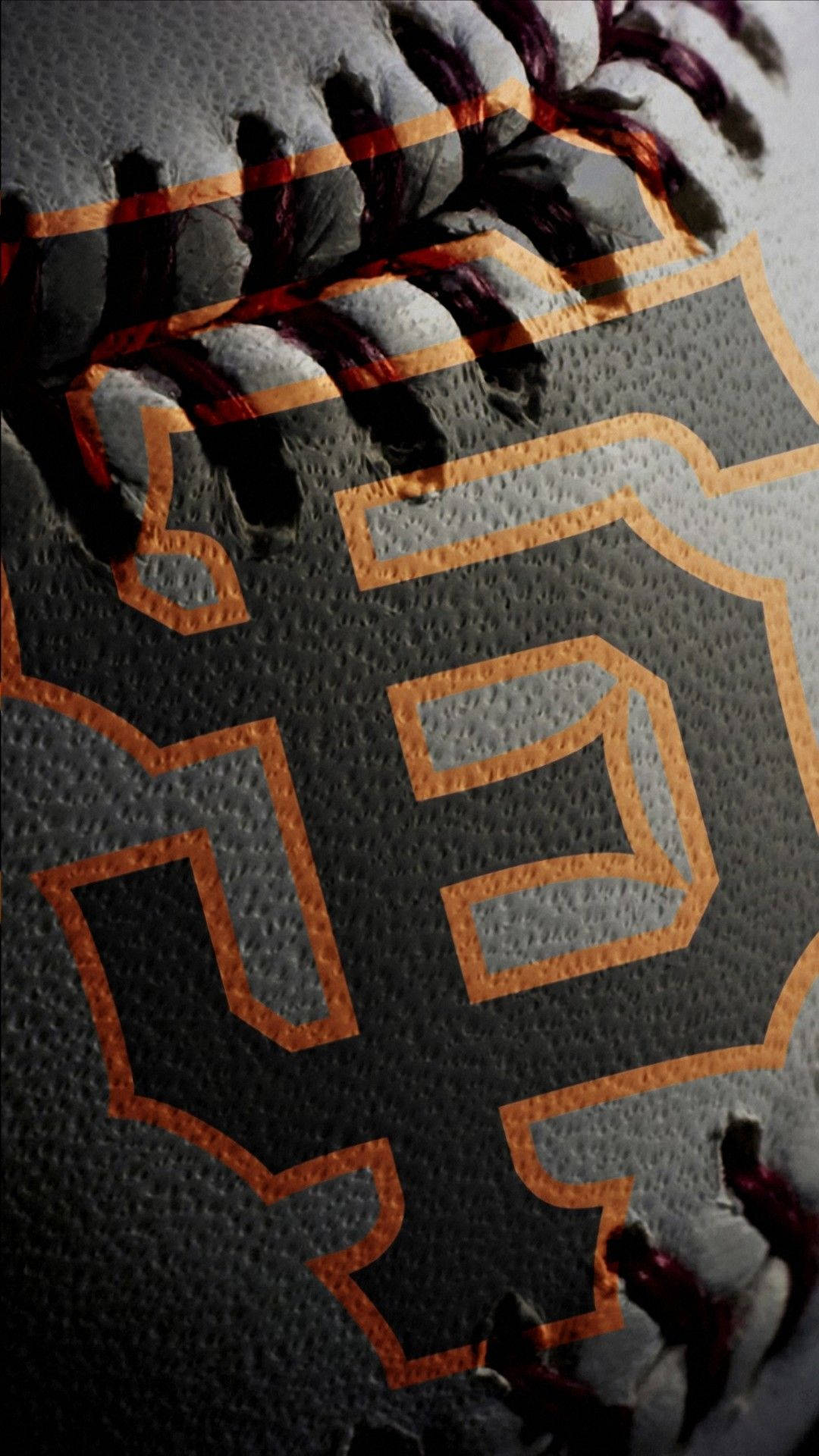 Giants 桌布 壁紙 — 近距離拍攝的棒球，帶有橙色縫線和粗體橙色數字32，位於紋理灰色皮革上。