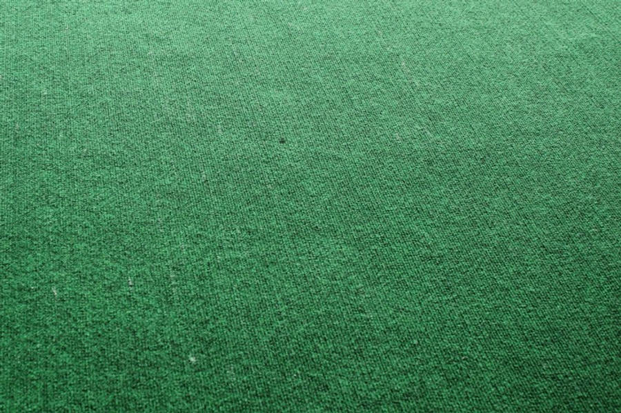 Grass 桌布 壁紙 — 近距離拍攝的濃綠色紋理布料，帶有細微的編織圖案和輕微瑕疵。