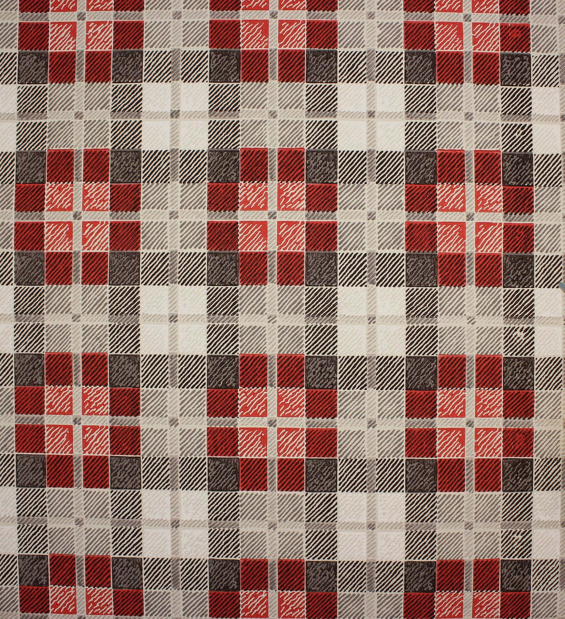 Plaid 桌布 壁紙 — 近距離拍攝的紋理格子布料，帶有紅色、深灰色和奶油色的方格，以重複的網格圖案排列。