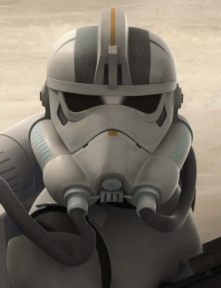 Star Wars Profile 桌布 壁紙 — 近距離拍攝的複製人突擊隊頭盔，灰色和白色裝甲帶有藍色點綴，背景為沙地。