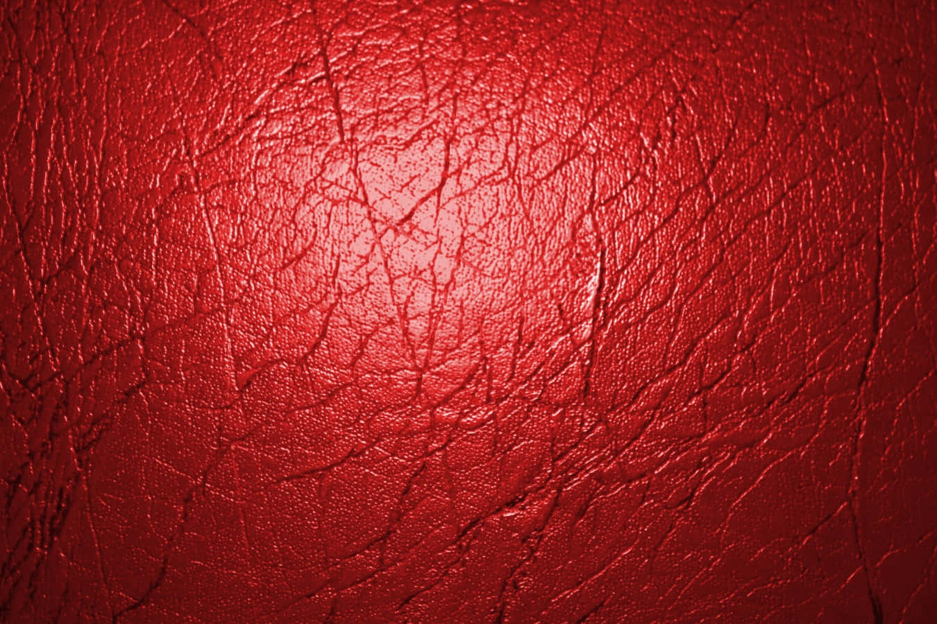 Red Texture 桌布 壁紙 — 近距離拍攝的豐富紅色紋理皮革，帶有自然皺褶和表面柔和的光線漸變。