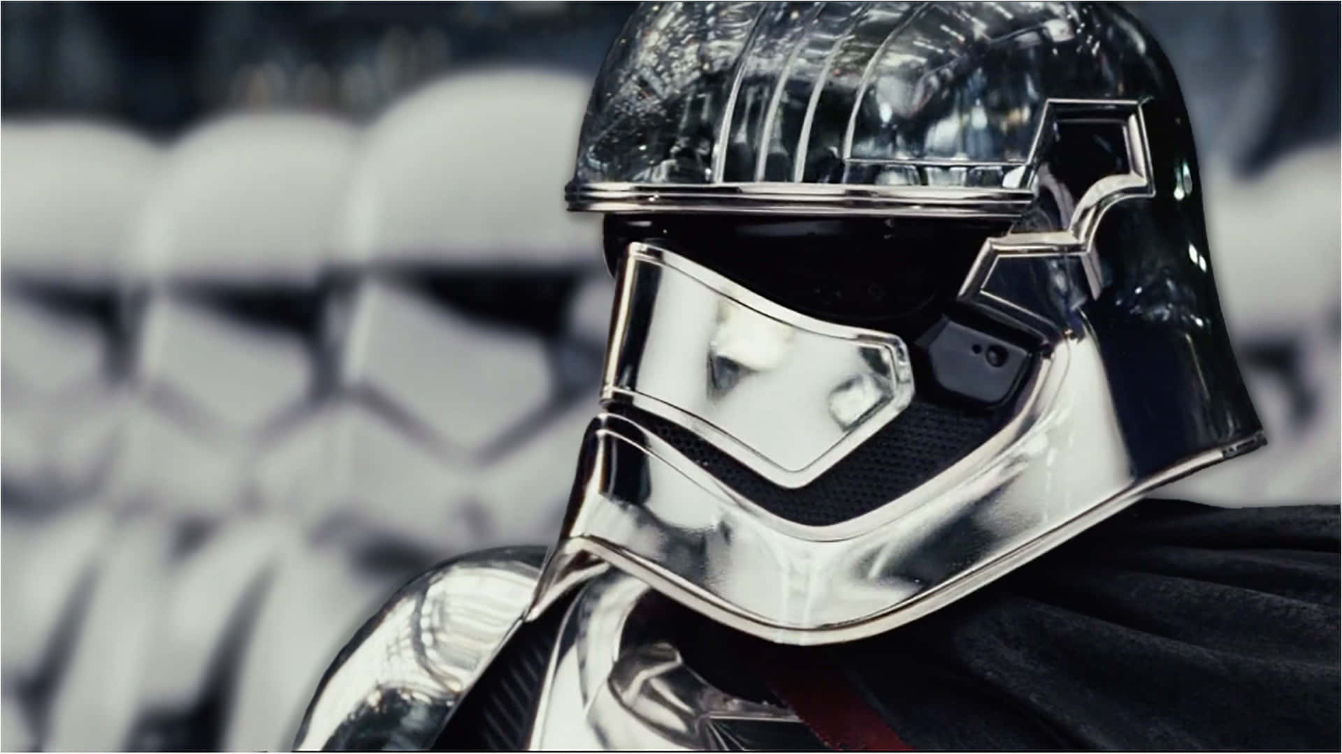 Captain Phasma 桌布 壁紙 — 近距離拍攝的鍍鉻風暴兵頭盔，反射周圍環境，背景模糊，有類似的頭盔。
