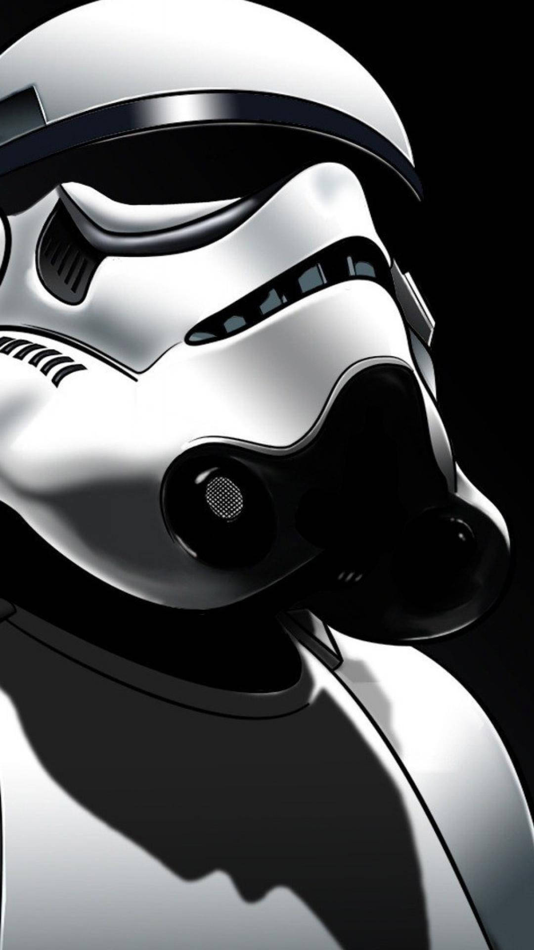 star wars iPhone 6 plus 桌布 壁紙 — 近距離拍攝的風暴兵頭盔，帶有金屬光澤，襯托在純黑背景上。