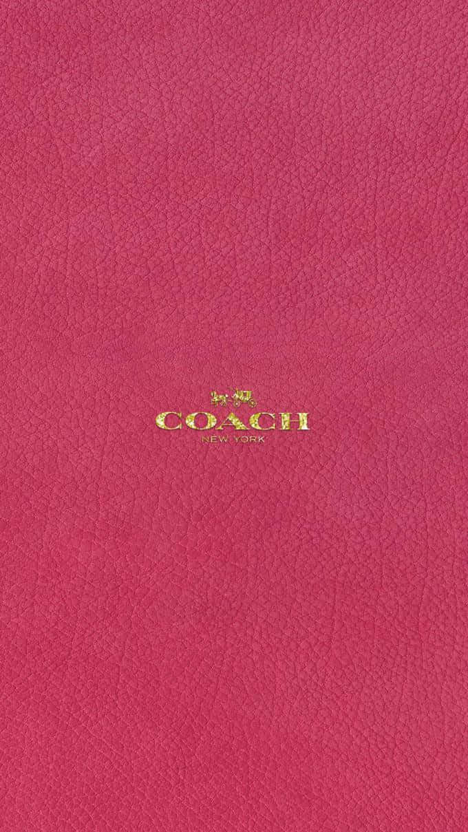 Coach 桌布 壁紙 — 近距離拍攝的鮮粉紅色紋理皮革Coach New York手提包，帶有金色標誌。