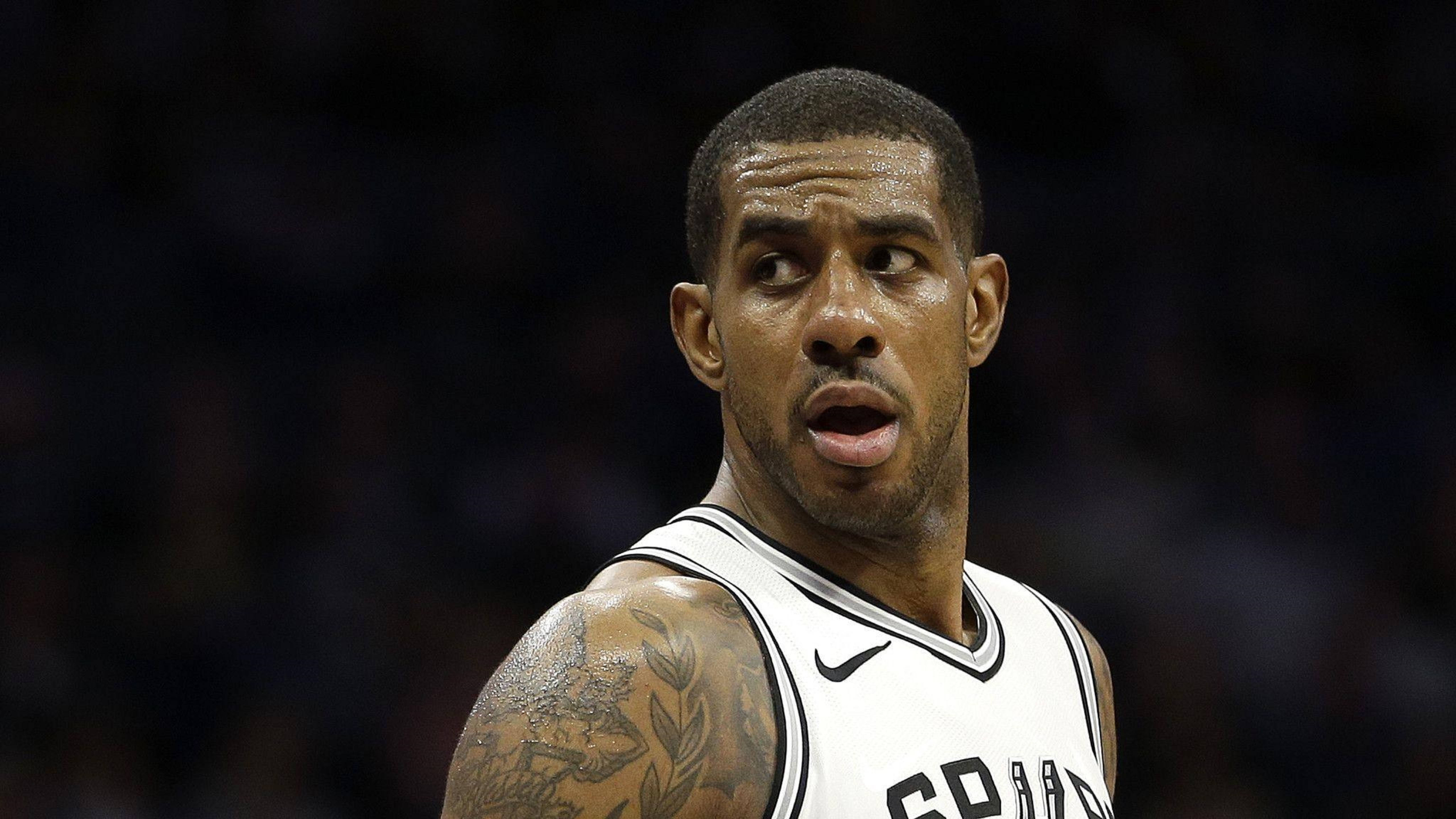 Lamarcus Aldridge 桌布 壁紙 — 近距離拍攝籃球運動員在比賽中於場館燈光下穿著馬刺隊球衣，肩上帶有刺青。