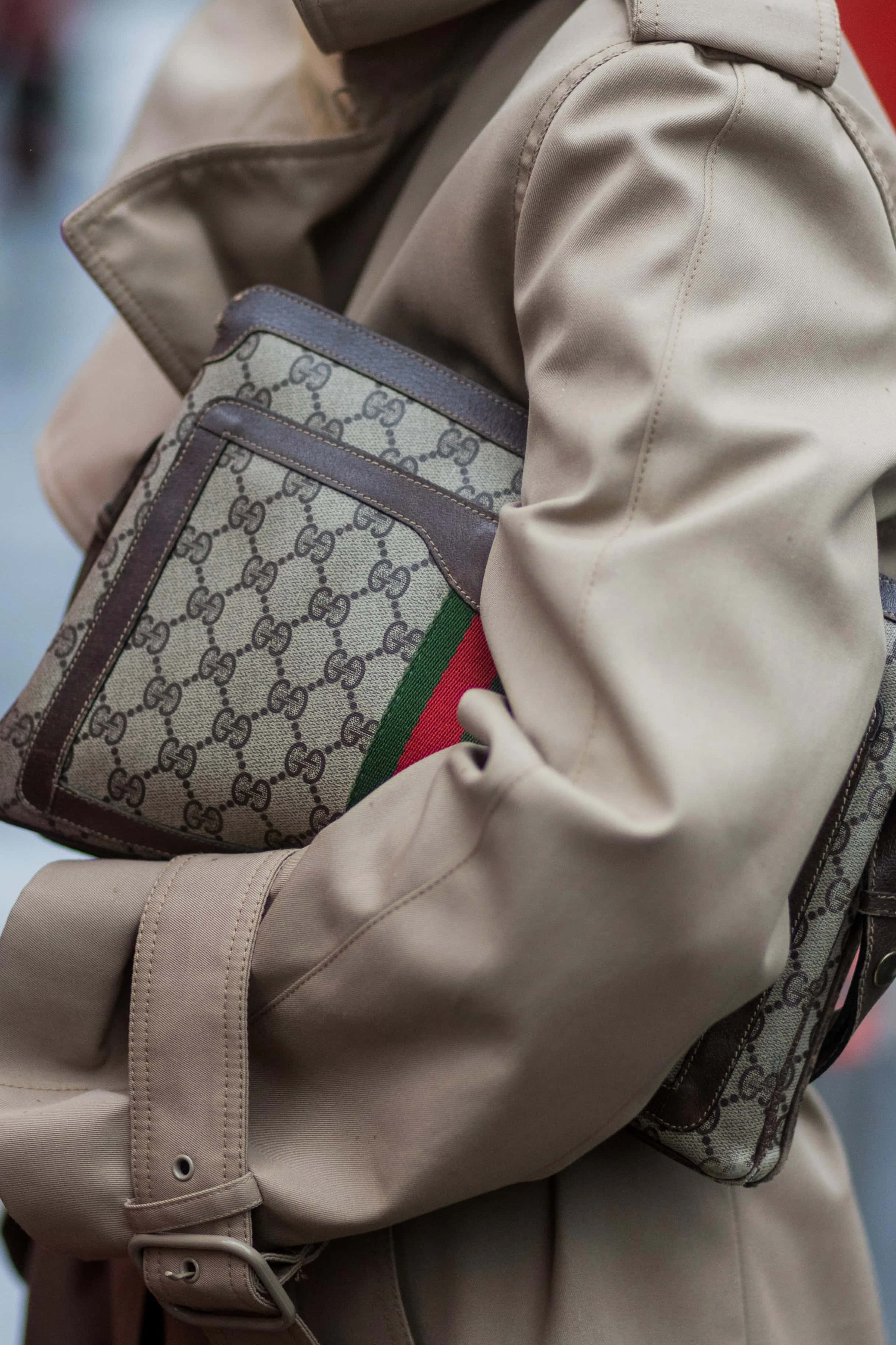 Gucci 桌布 壁紙 — 近距離拍攝米色風衣袖子拿著Gucci GG monogram肩背包，配有紅綠織帶。