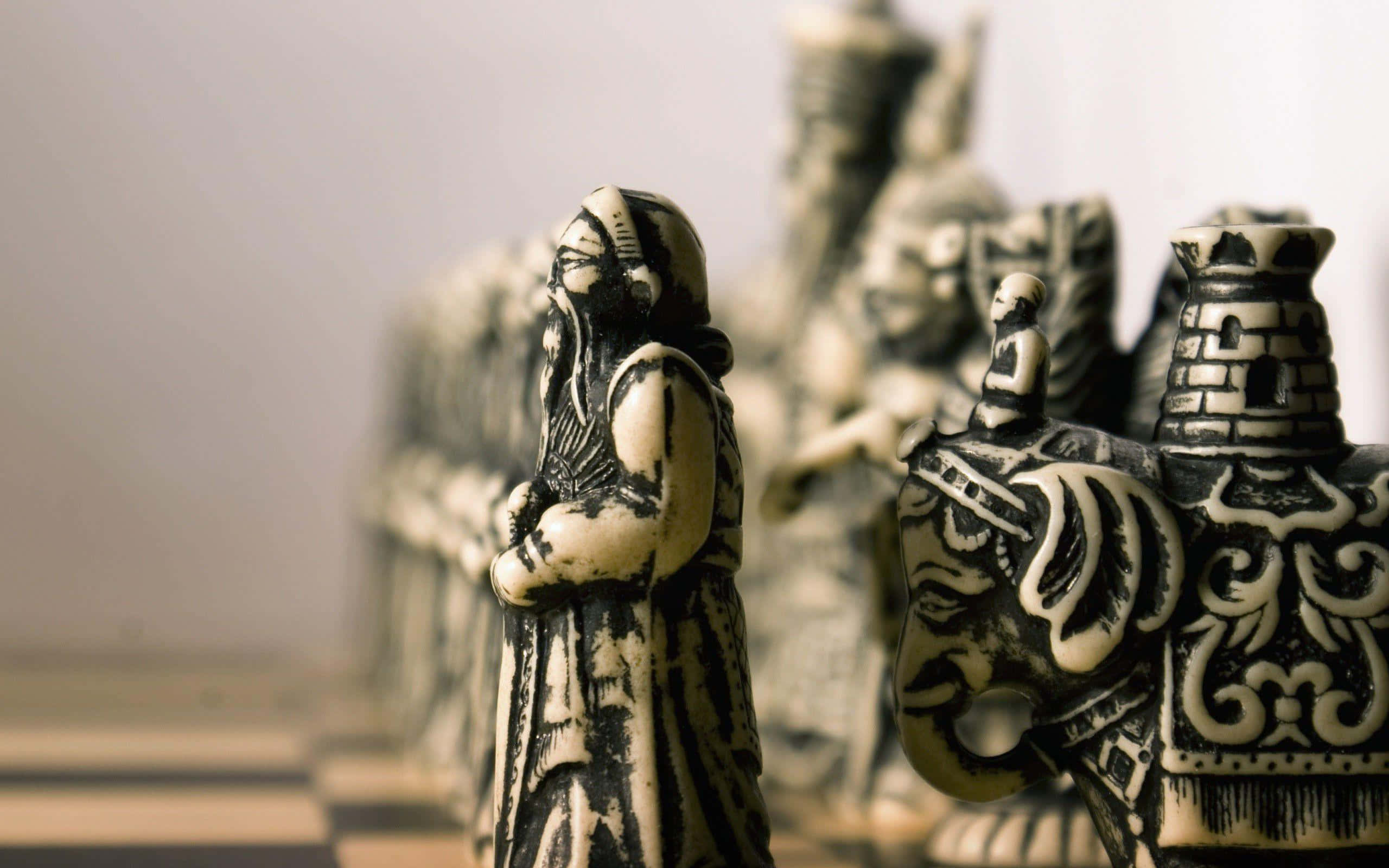 西洋棋 桌布 壁紙 — 近距離拍攝精雕細琢的國際象棋棋子，淺景深突顯細緻工藝。