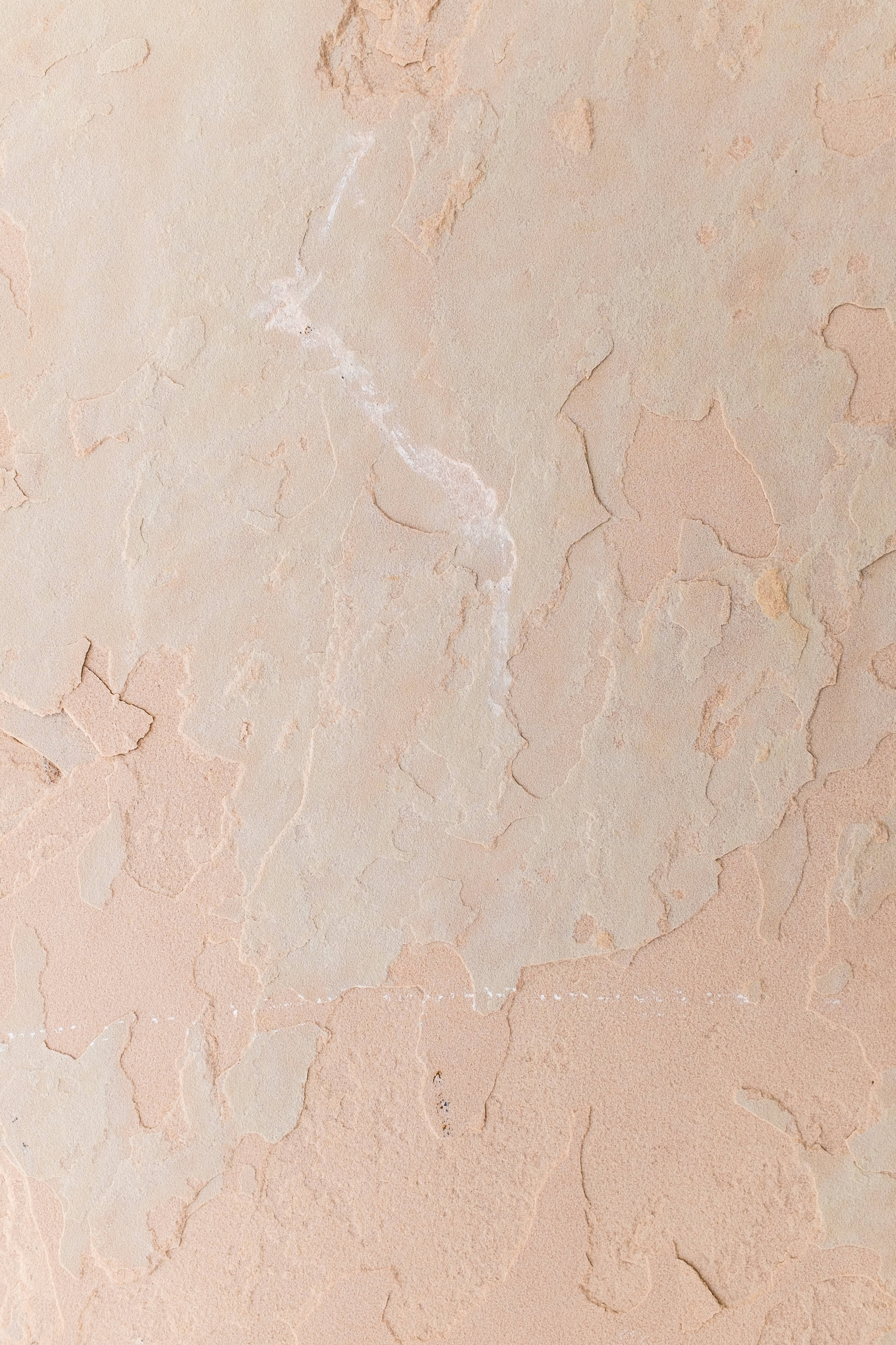 Wall Texture 桌布 壁紙 — 近距離拍攝紋理米色和奶油色灰泥，剝落層次顯現細微顏色變化。