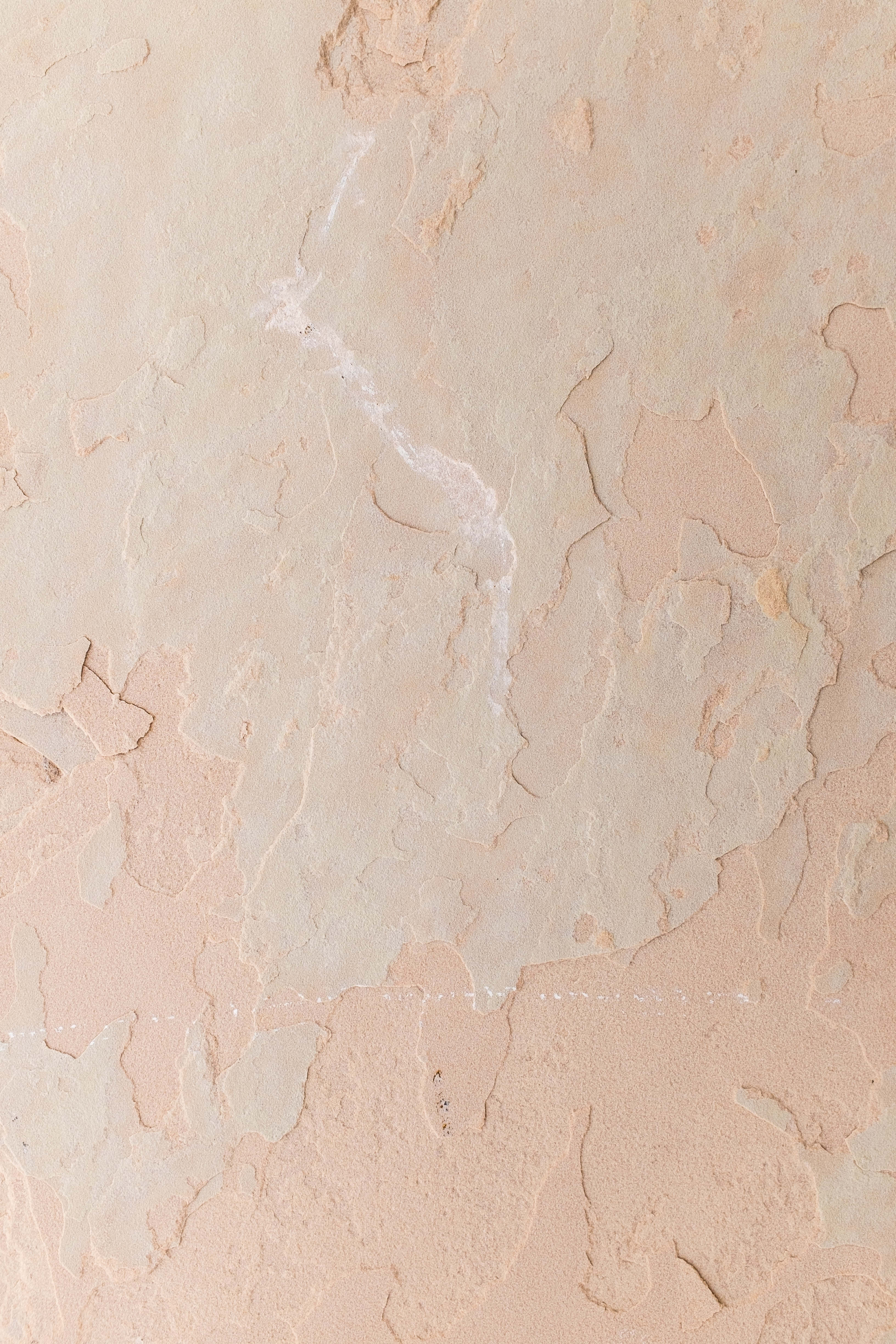 Nude Color 桌布 壁紙 — 近距離拍攝紋理米色和桃色灰泥，表面開裂剝落，露出分層色調。