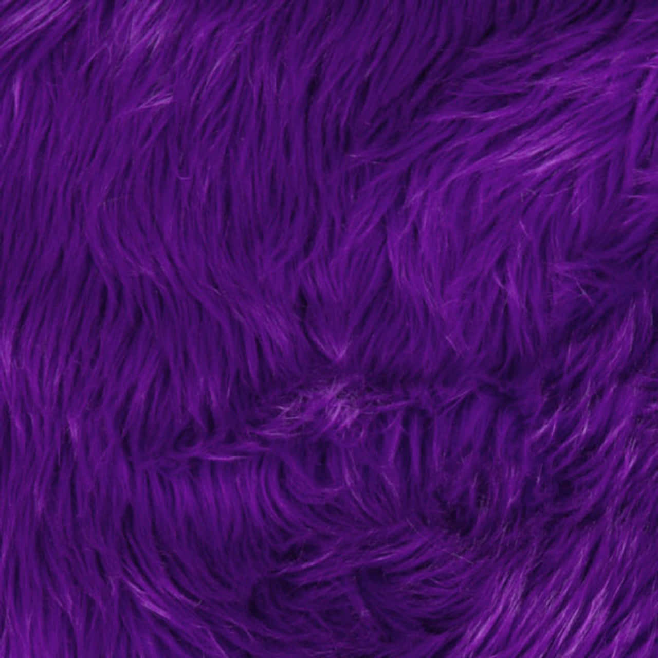 Purple Faux Fur 桌布 壁紙 — 近距離拍攝茂盛、充滿活力的紫色人造毛皮，帶有柔軟流動的纖維和細微的高光。