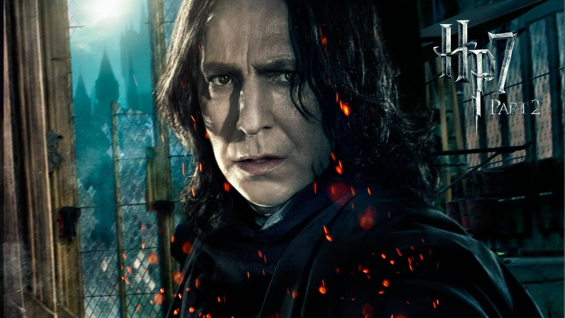 snape 桌布 壁紙 — 近距離拍攝賽佛勒斯·石內卜身穿黑色長袍，周圍有火花飛舞，背景是陰暗的城堡。