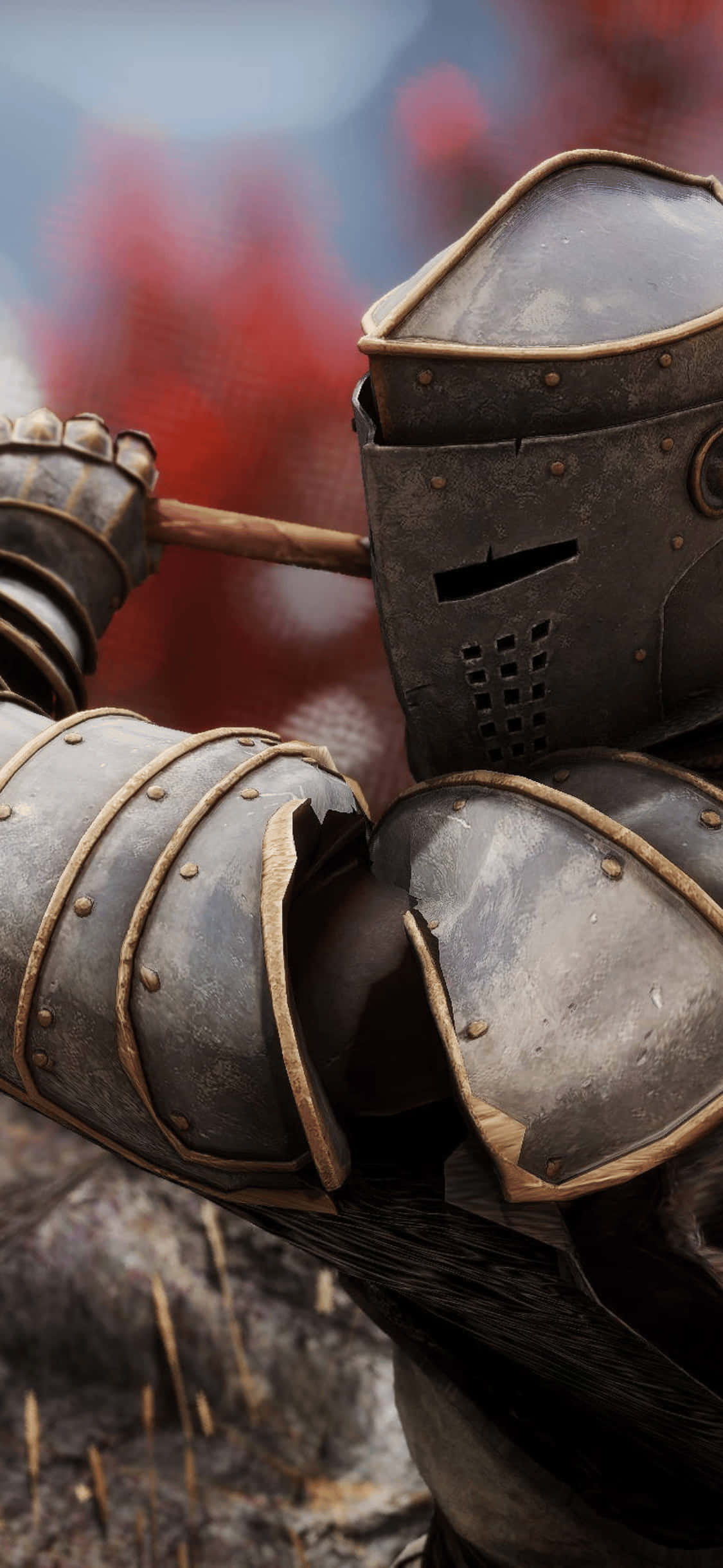 iPhone Xs Mordhau 桌布 壁紙 — 近距離拍攝身穿精細金屬盔甲的騎士，手持木杖，背景是模糊的火焰紅色。