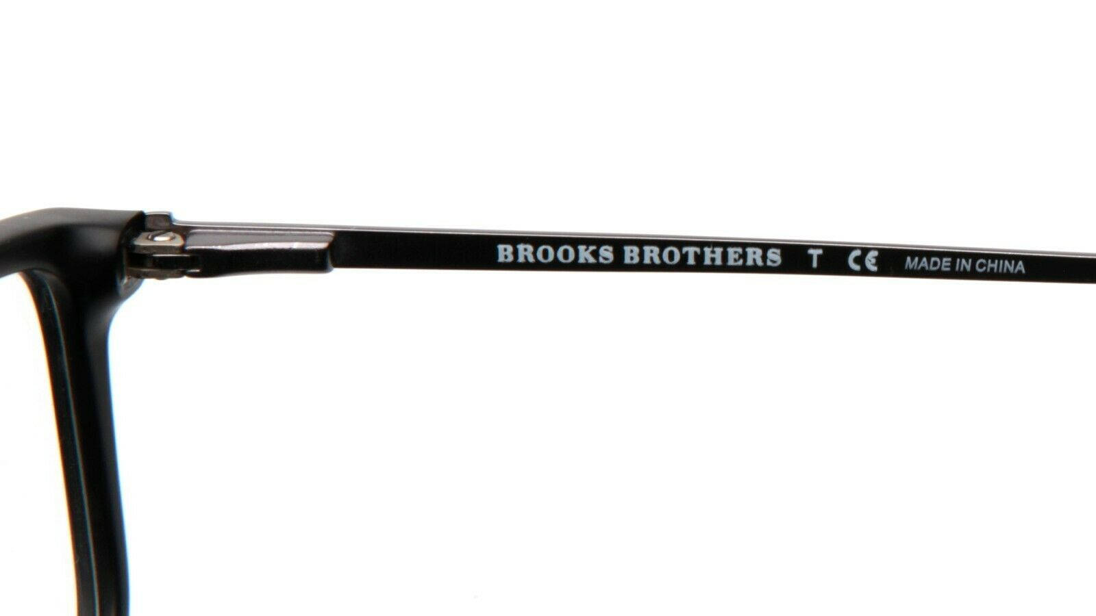 glasses 桌布 壁紙 — 近距離拍攝黑色 Brooks Brothers 眼鏡鏡臂，帶有白色品牌標誌，背景為純白色。