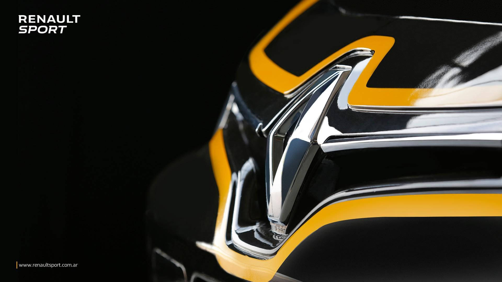 Renault 桌布 壁紙 — 近距離拍攝黑色雷諾運動型汽車引擎蓋，帶有鍍鉻標誌和鮮明的黃色點綴，背景為深色。