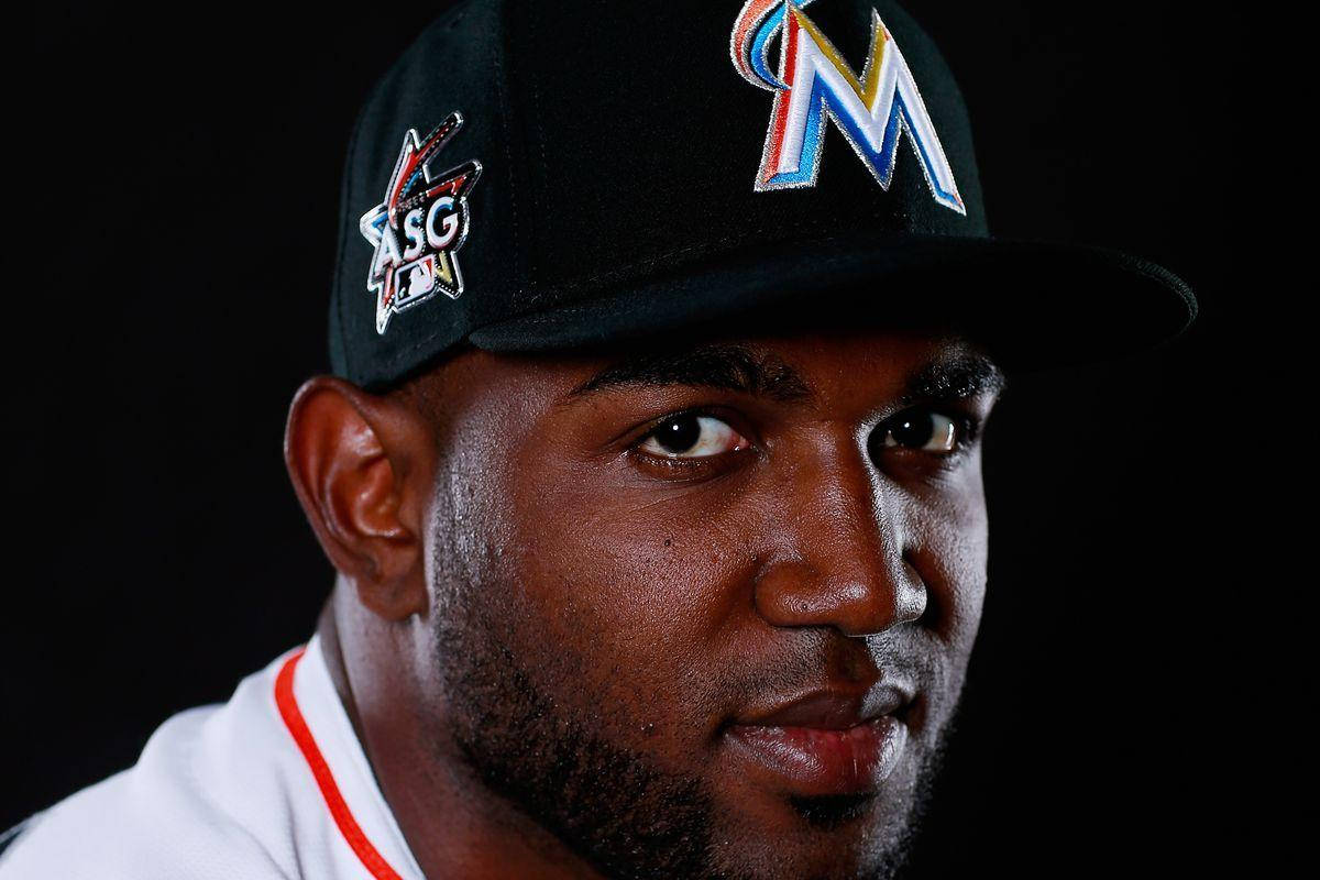 人像動態 桌布 壁紙 — 近距離肖像，一名棒球運動員戴著帶有MLB全明星賽標誌的黑色帽子，背景為深色。
