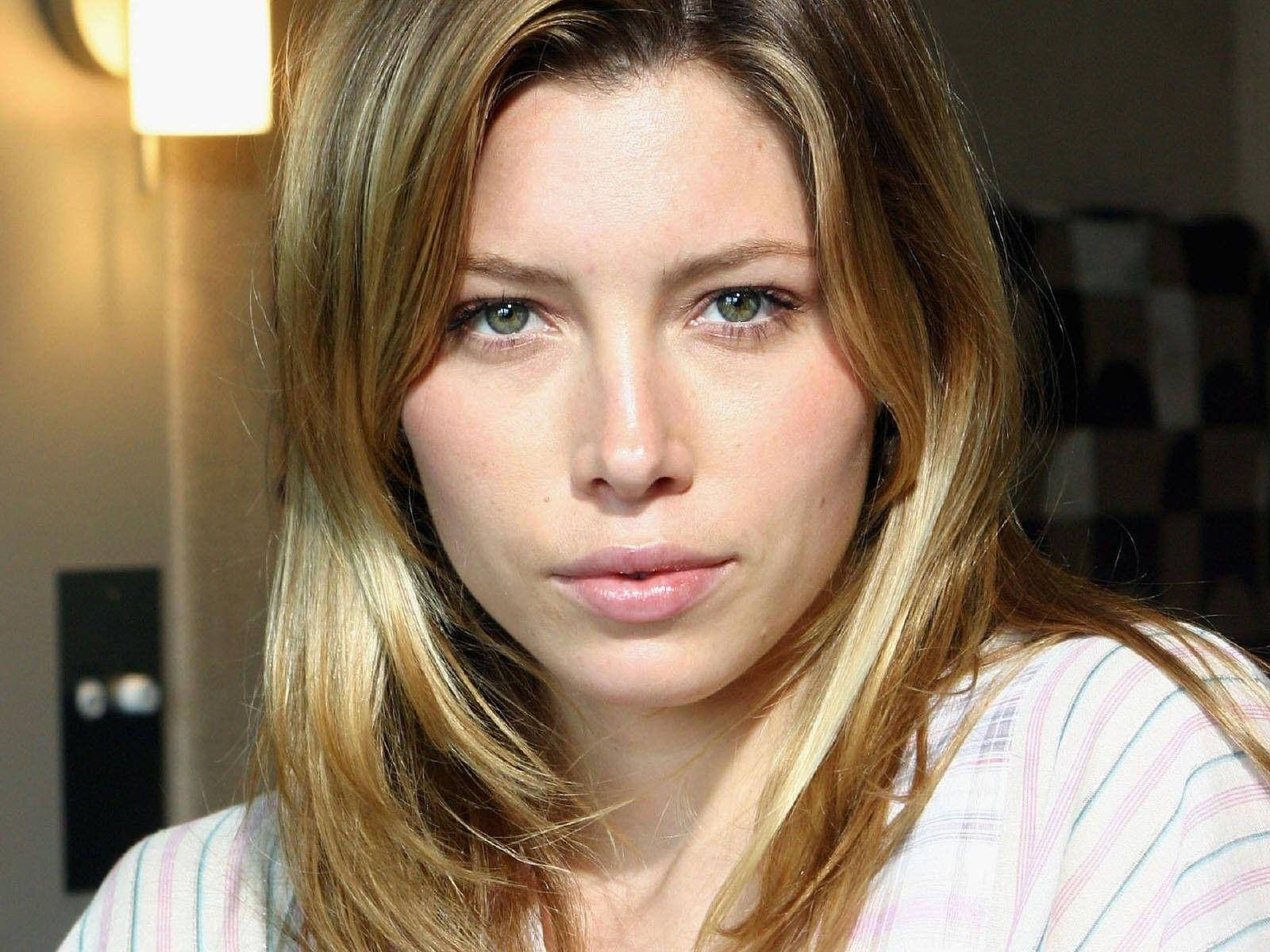 jessica biel 桌布 壁紙 — 近距離肖像照，一位金髮綠眼的女性在柔和光線的室內環境中直視鏡頭。