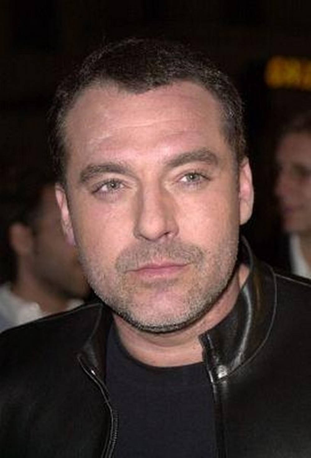 actor 桌布 壁紙 — 近距離肖像照，一名短黑髮、留鬍渣的男子穿著黑色皮夾克，背景昏暗。