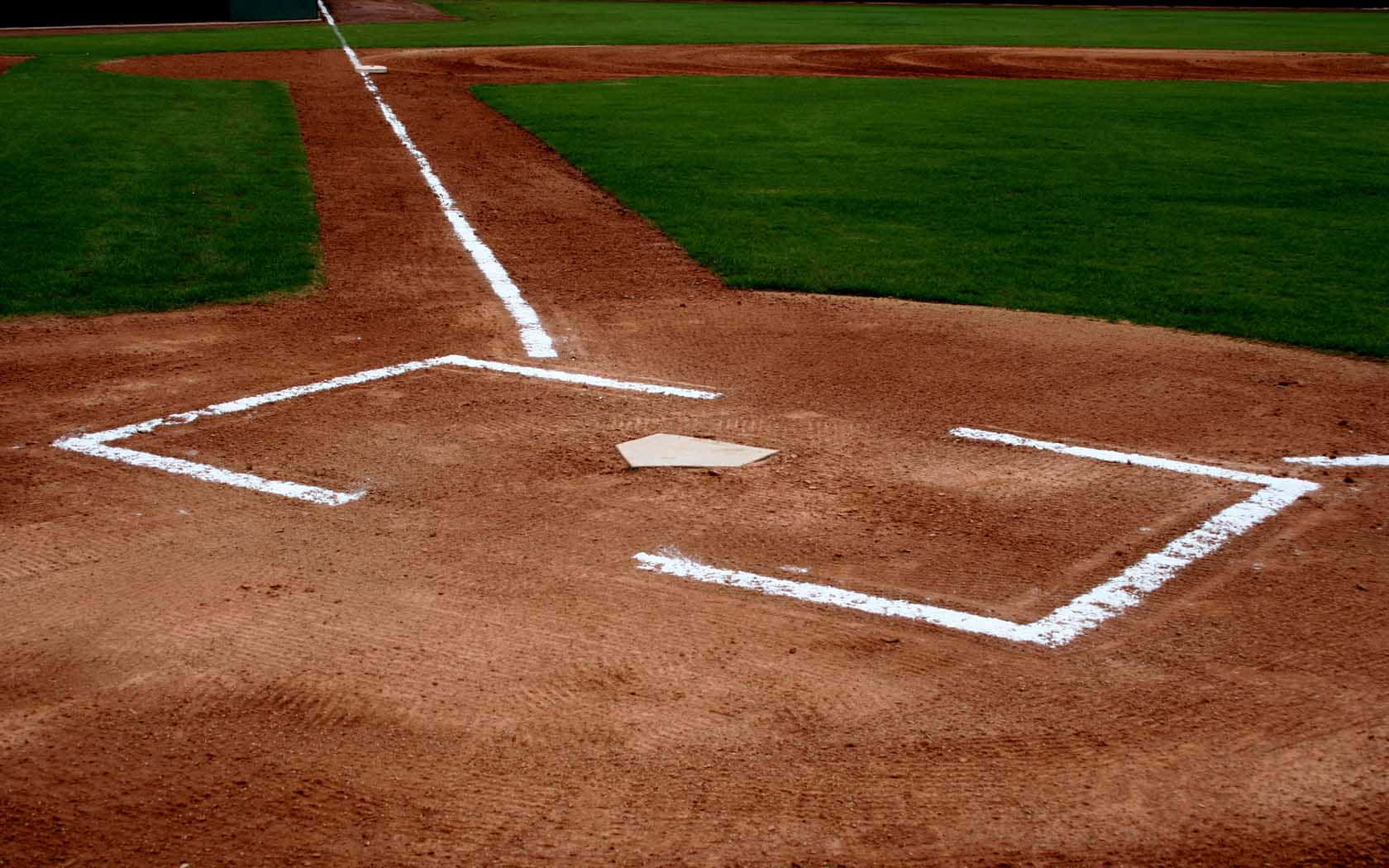 Baseball Field 桌布 壁紙 — 近距離觀看棒球場，紅褐色泥土上有清晰的白色粉筆線標記打擊區和本壘板，周圍環繞著充滿活力的綠色草地。