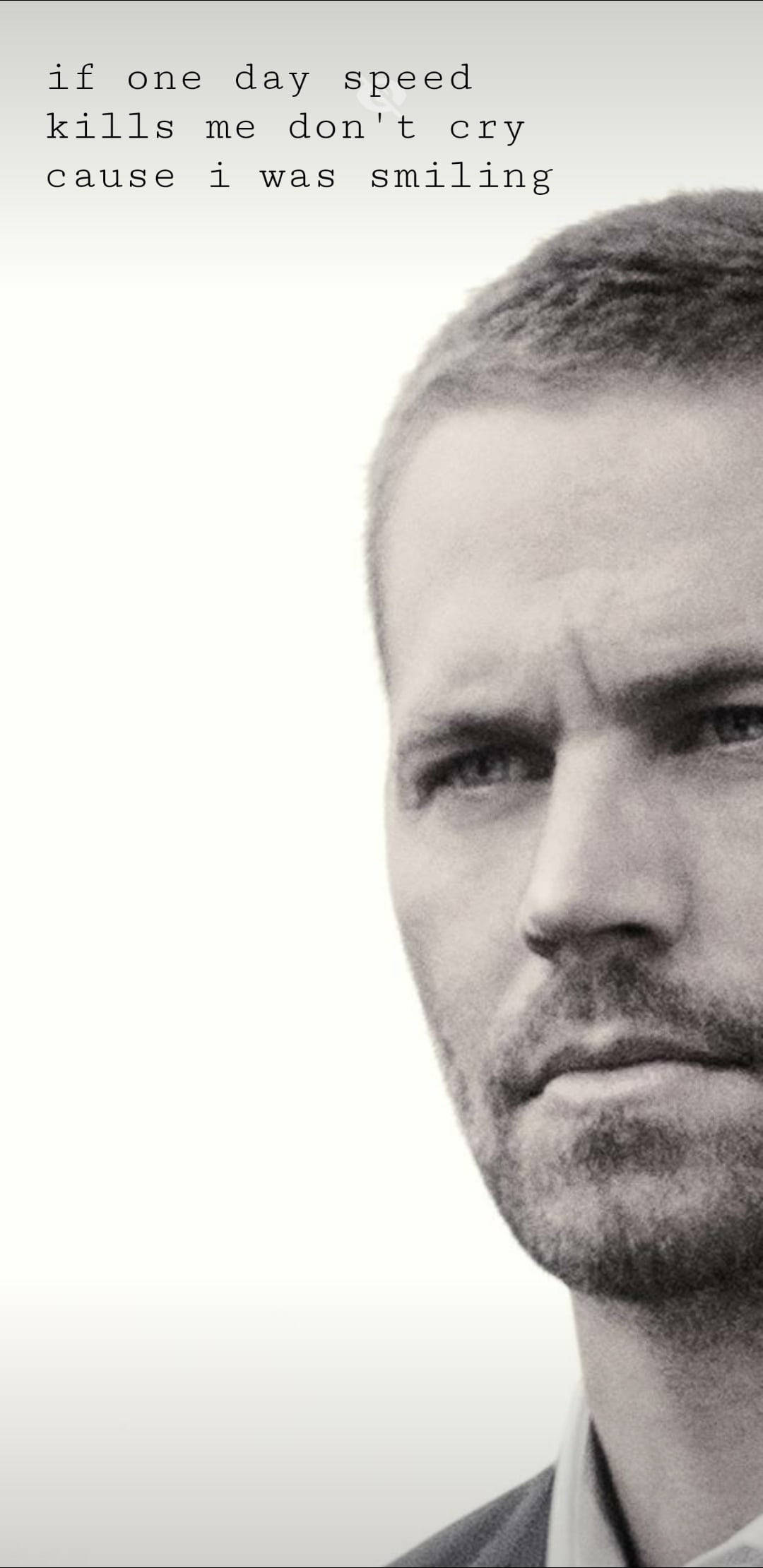 Paul Walker 桌布 壁紙 — 近距離黑白肖像，一名眼神銳利的男子，帶有關於速度和微笑的文字疊加。